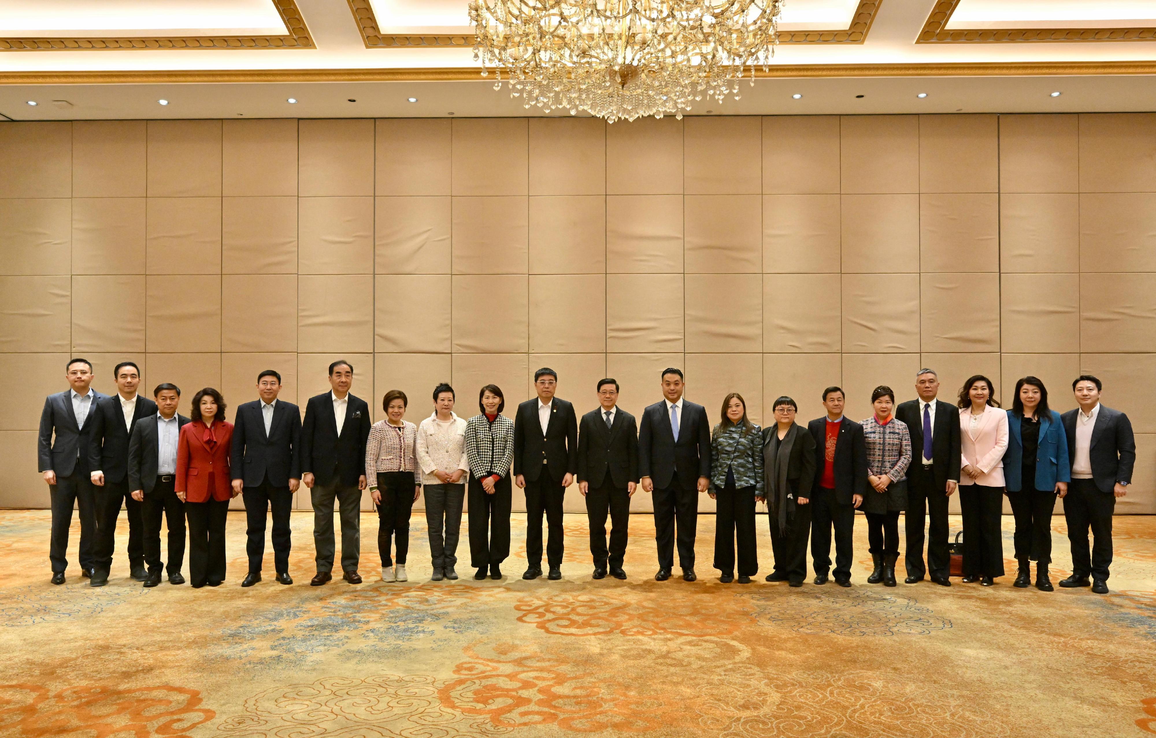 The Chief Executive, Mr John Lee, continued his visit to Harbin today (February 10). Photo shows Mr Lee (11th left) with Hong Kong people working and doing business in the three northeast Mainland provinces.