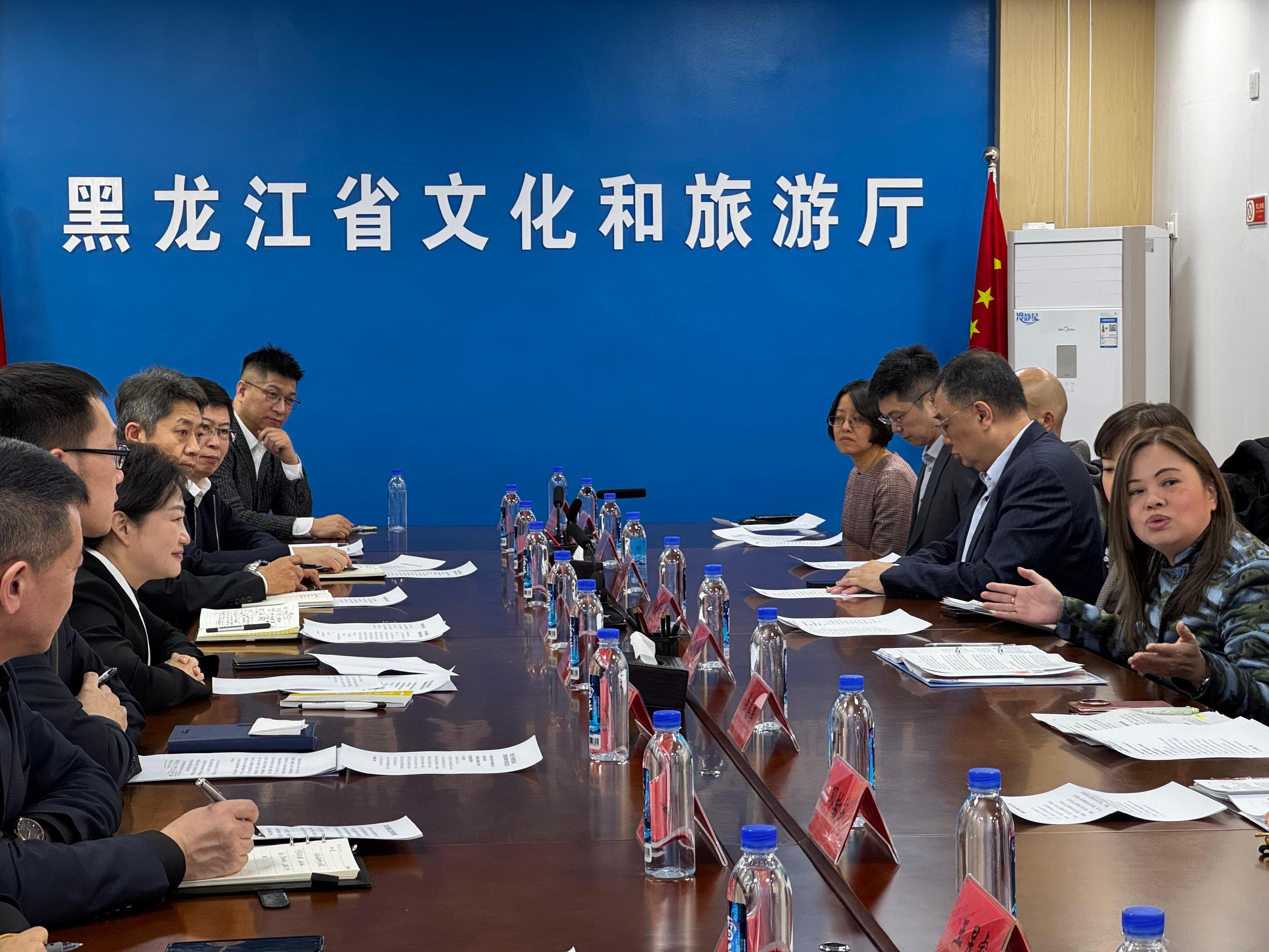 The Chief Executive, Mr John Lee, continued his visit to Harbin today (February 10). The Secretary for Culture, Sports and Tourism, Miss Rosanna Law (first right), had a work meeting with the Director-General of the Department of Culture and Tourism of Heilongjiang Province, Ms He Jing (third left), this afternoon.