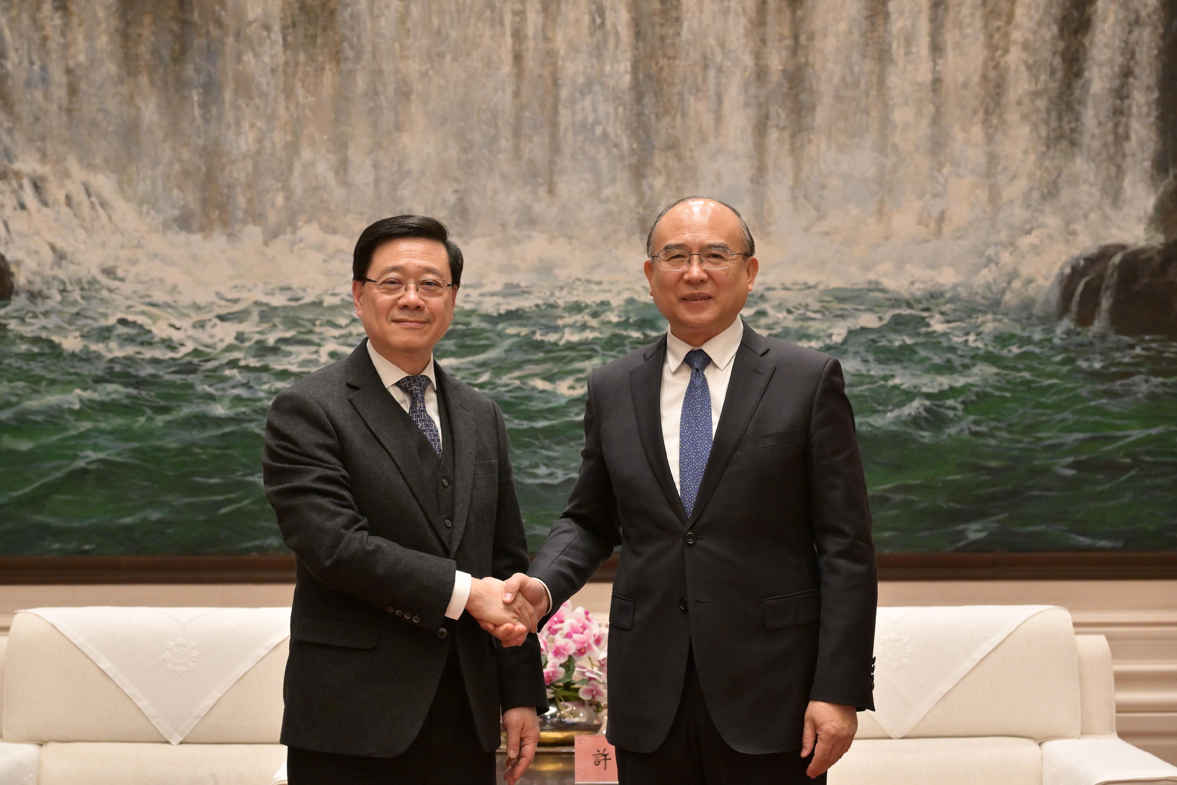 The Chief Executive, Mr John Lee, continued his visit programme in Harbin today (February 10). Photo shows Mr Lee (left) meeting with the Secretary of the CPC Heilongjiang Provincial Committee, Mr Xu Qin (right).
