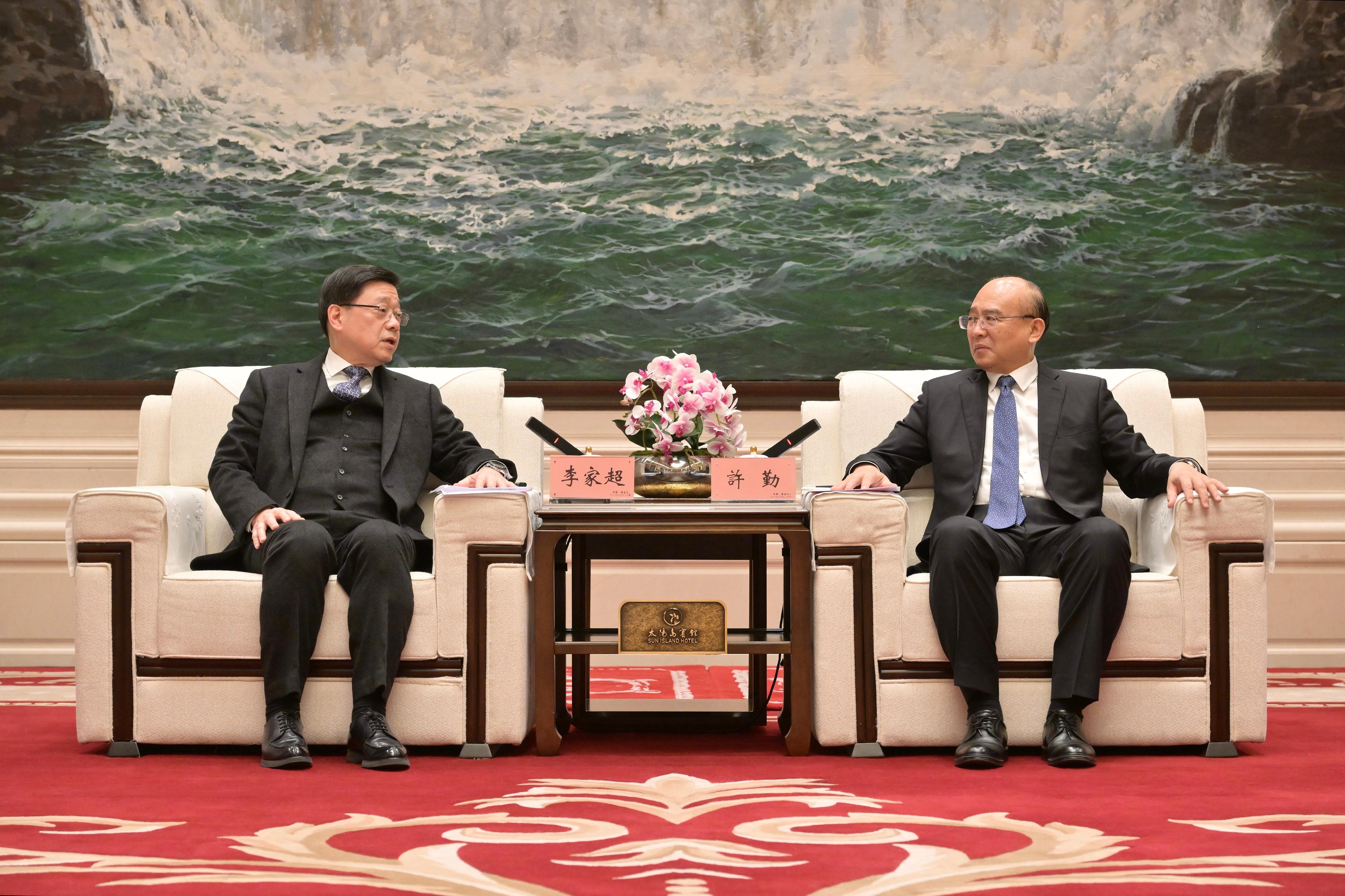 The Chief Executive, Mr John Lee, continued his visit programme in Harbin today (February 10). Photo shows Mr Lee (left) meeting with the Secretary of the CPC Heilongjiang Provincial Committee, Mr Xu Qin (right).