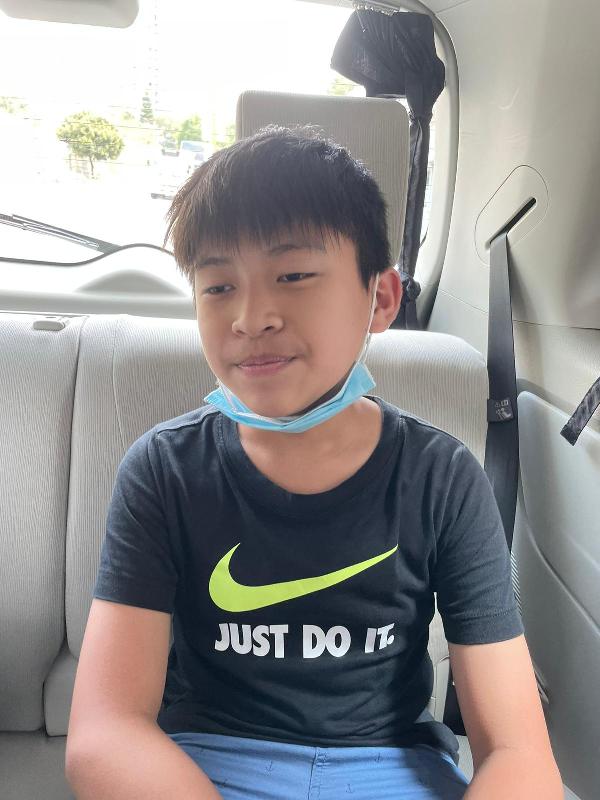 十四歲男童馬健僖身高約一點六一米，體重約五十公斤，瘦身材，尖面型，黃皮膚及蓄短黑髮。他最後露面時身穿黑色外套、啡色長褲及白色波鞋。
