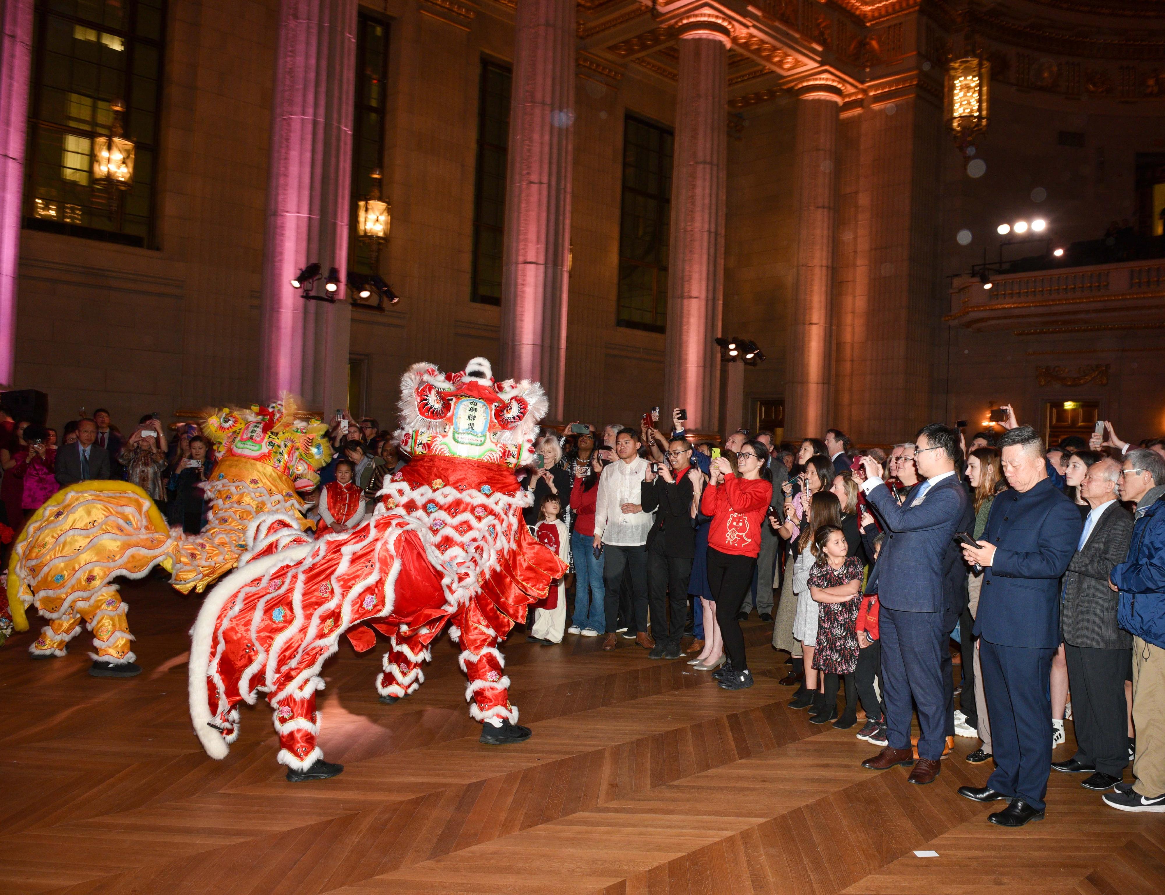 The Hong Kong Economic and Trade Office in Washington DC hosted a Chinese New Year reception on February 6 (Washington DC Time). Some 700 guests attended to welcome the Year of the Snake.