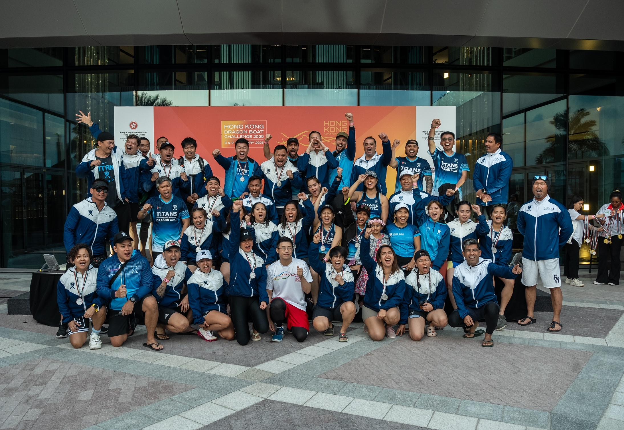 The Hong Kong Economic and Trade Office in Dubai (Dubai ETO) sponsored the Hong Kong Dragon Boat Challenge 2025, which took place in Dubai, the United Arab Emirates, on February 8 and 9 (Dubai time). Photo shows the Acting Director-General of the Dubai ETO, Mr Leo Poon (first row, fifth right), presenting an award to a winning team.

