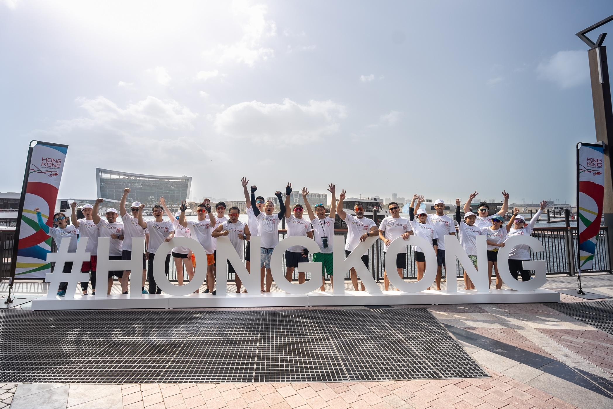 The Hong Kong Economic and Trade Office in Dubai (Dubai ETO) sponsored the Hong Kong Dragon Boat Challenge 2025, which took place in Dubai, the United Arab Emirates (UAE), on February 8 and 9 (Dubai time). The Dubai ETO formed a team crewed by members of the Hong Kong community living in the UAE participated in the races. Photo shows the paddlers taking a group photo with a Hong Kong hashtag at the venue.

