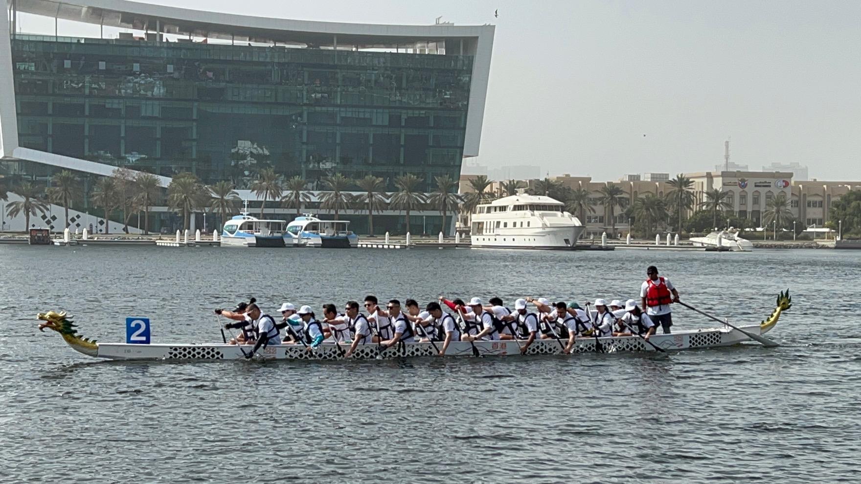 The Hong Kong Economic and Trade Office in Dubai (Dubai ETO) sponsored the Hong Kong Dragon Boat Challenge 2025, which took place in Dubai, the United Arab Emirates (UAE), on February 8 and 9 (Dubai time). The Dubai ETO formed a team crewed by members of the Hong Kong community living in the UAE participated in the races. Photo shows the paddlers in action during the competition.

