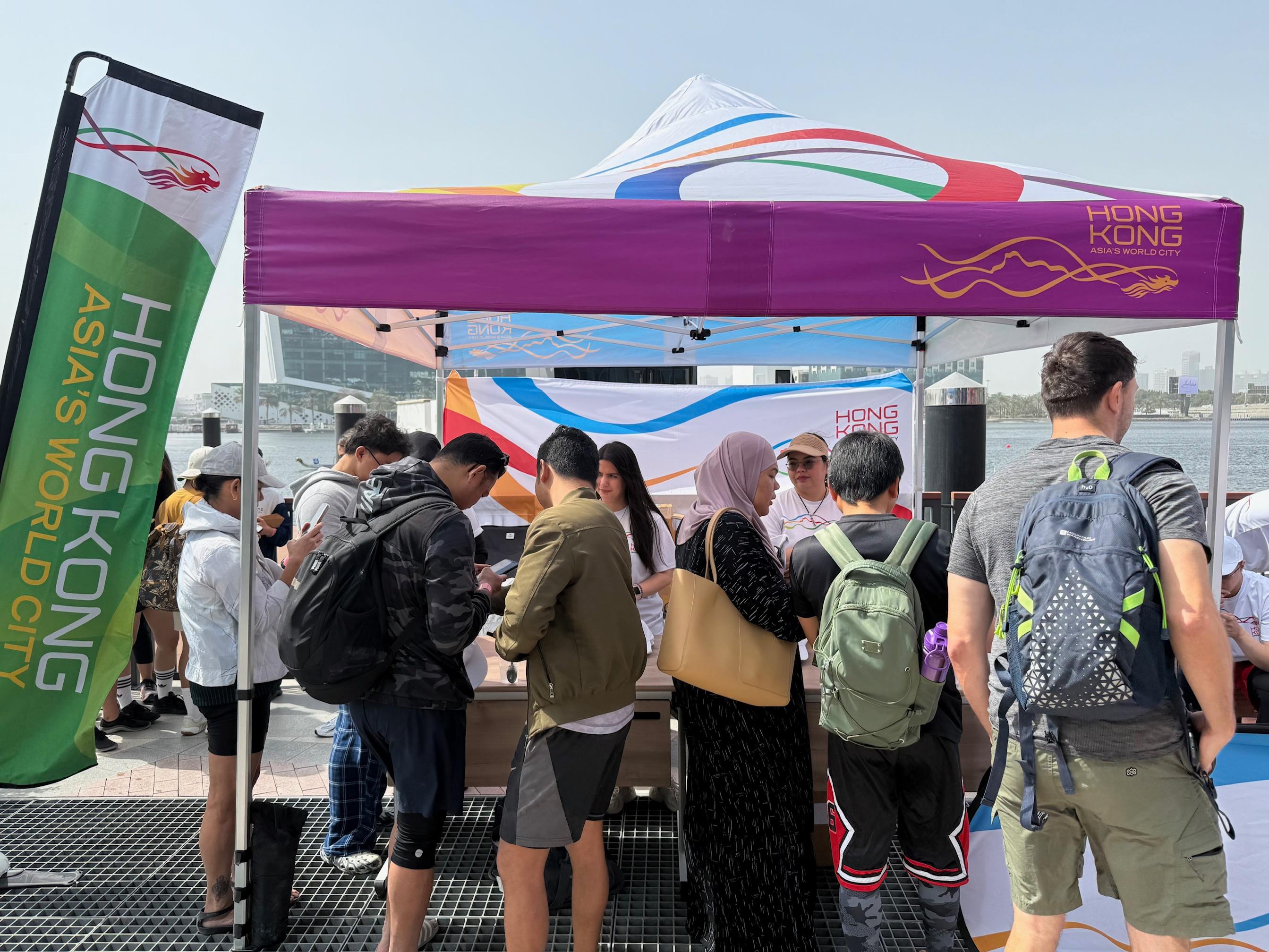 The Hong Kong Economic and Trade Office in Dubai (Dubai ETO) sponsored the Hong Kong Dragon Boat Challenge 2025, which took place in Dubai, the United Arab Emirates, on February 8 and 9 (Dubai time). Promotional booths were set up at the venue to promote the latest information on Hong Kong, and souvenirs were also distributed to visitors.
