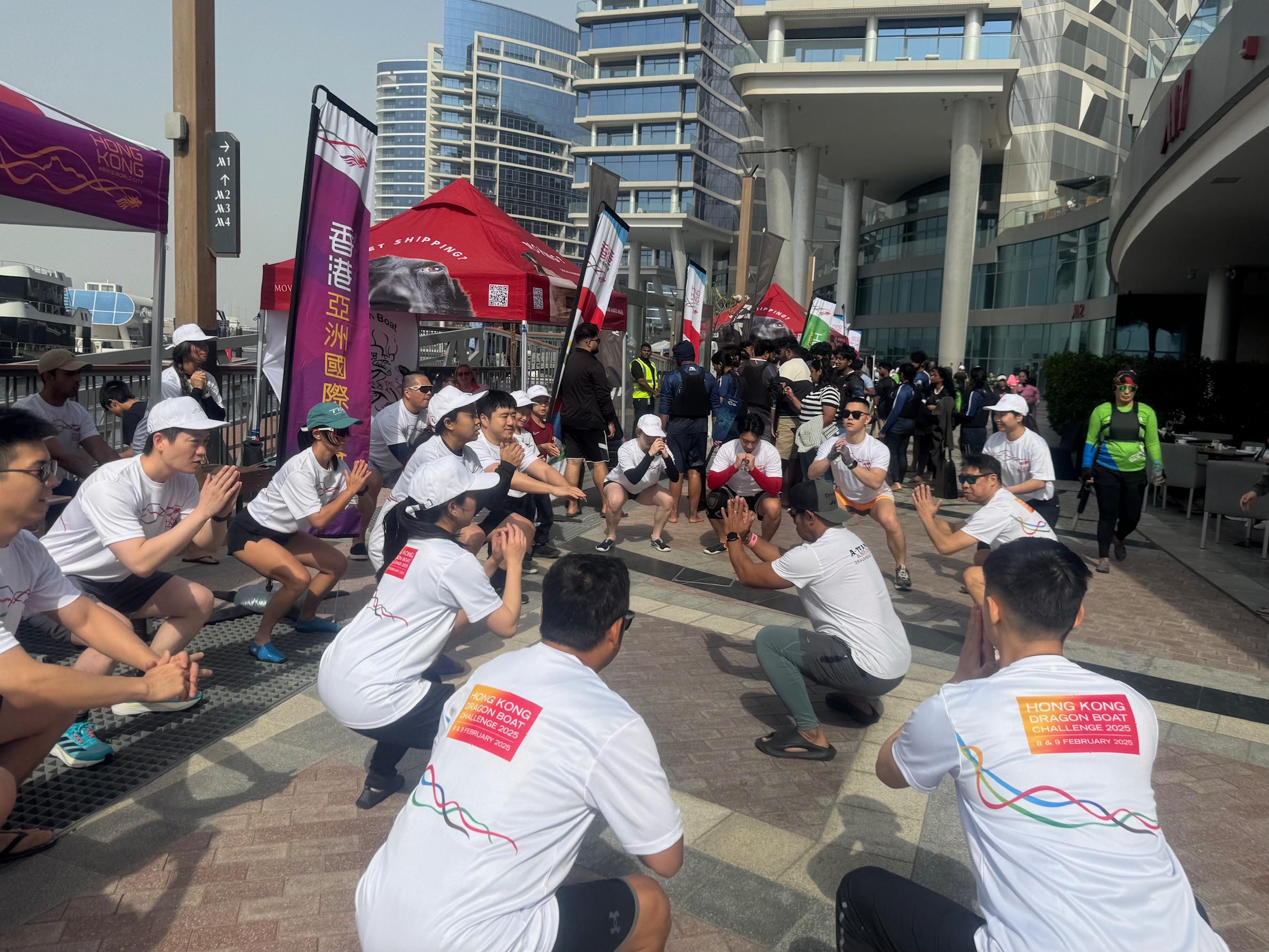 香港駐迪拜經濟貿易辦事處（駐迪拜經貿辦）贊助的二○二五年香港龍舟競賽於二月八日及九日（迪拜時間）在阿拉伯聯合酋長國迪拜舉行。駐迪拜經貿辦安排居於阿聯酋的港人組成香港隊伍參賽。圖示隊員賽前熱身。