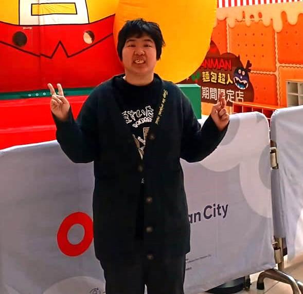 Lau Suet-ying, aged 31, is about 1.65 metres tall, around 70 kilograms in weight and of fat build. She has a round face with yellow complexion and short black hair. She was last seen wearing a dark grey jacket, a grey shirt, blue trousers, dark blue shoes and carrying a beige backpack.
