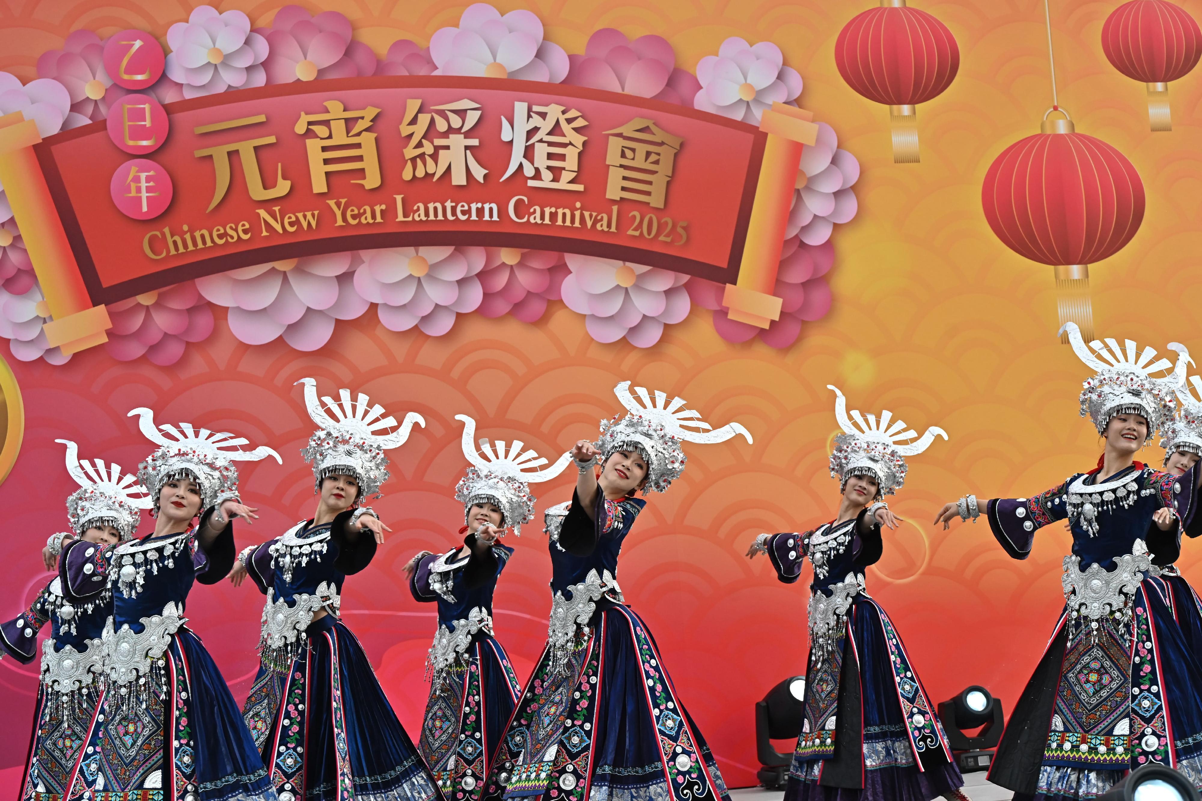 The Leisure and Cultural Services Department is now holding the Chinese New Year Lantern Display and the Chinese New Year Lantern Carnival at the Hong Kong Cultural Centre. To celebrate the spring lantern festival with the public, a gala night will be held tomorrow (February 12) evening featuring a series of fabulous performances and activities including ethnic songs and dance performances by the Guizhou Performance and Arts Group.