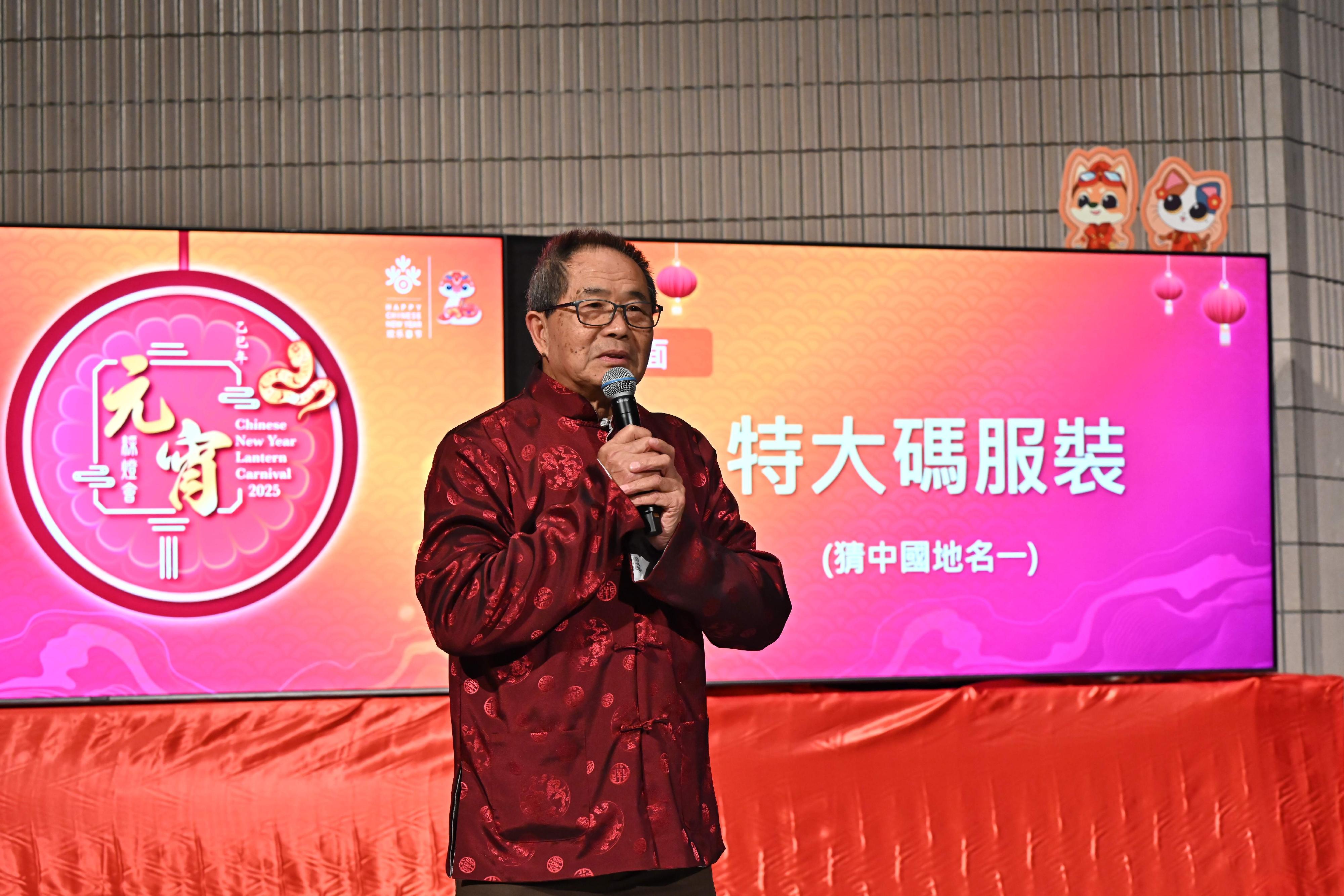 The Leisure and Cultural Services Department is now holding the Chinese New Year Lantern Display and the Chinese New Year Lantern Carnival at the Hong Kong Cultural Centre. To celebrate the spring lantern festival with the public, a gala night will be held tomorrow (February 12) evening featuring a series of fabulous performances and activities including lantern riddles.