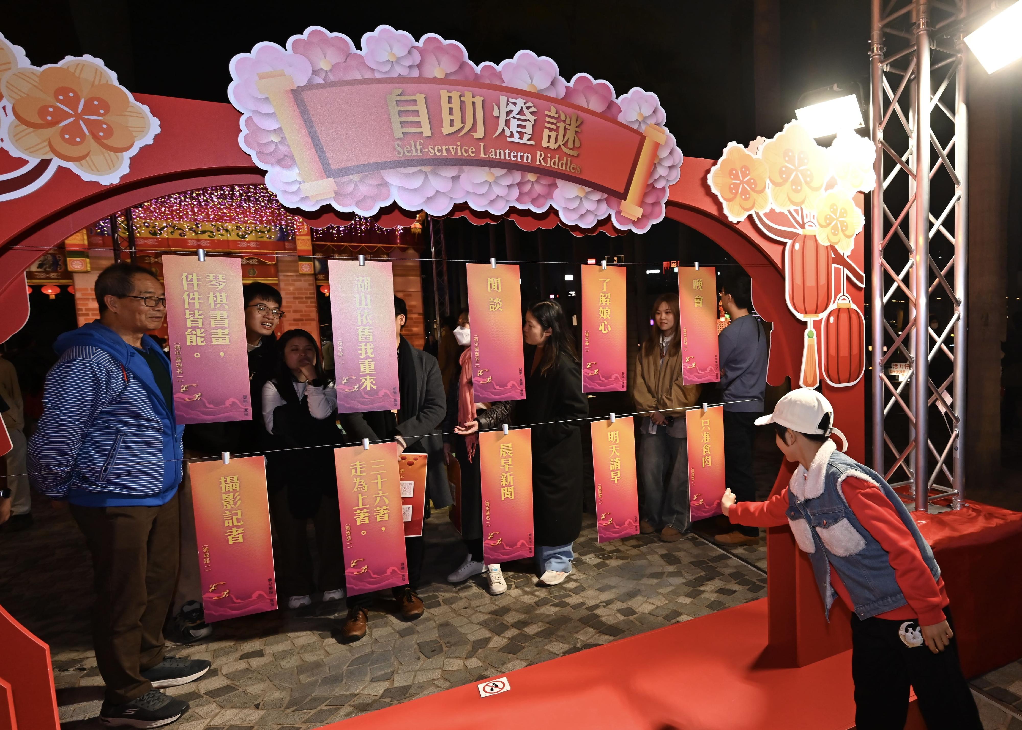 The Leisure and Cultural Services Department is now holding the Chinese New Year Lantern Display and the Chinese New Year Lantern Carnival at the Hong Kong Cultural Centre. To celebrate the spring lantern festival with the public, a gala night will be held tomorrow (February 12) evening featuring a series of fabulous performances and activities including lantern riddles.