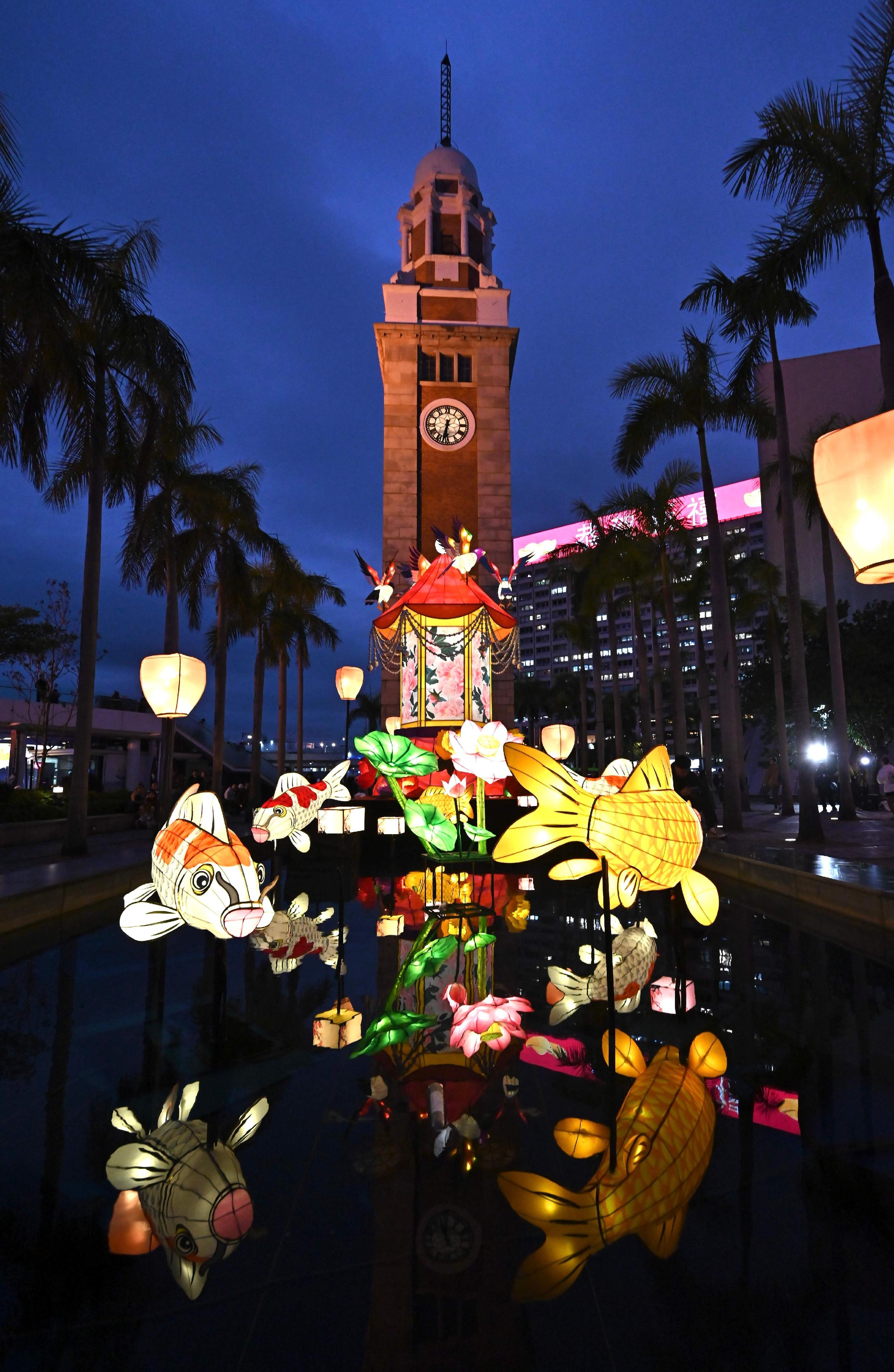 The Leisure and Cultural Services Department is now holding the Chinese New Year Lantern Display and the Chinese New Year Lantern Carnival at the Hong Kong Cultural Centre to celebrate the spring lantern festival. Photo shows dazzling lanterns on display at the Piazza, including a 6-metre ornate palace lantern, creating a joyful ambience to the carnival.