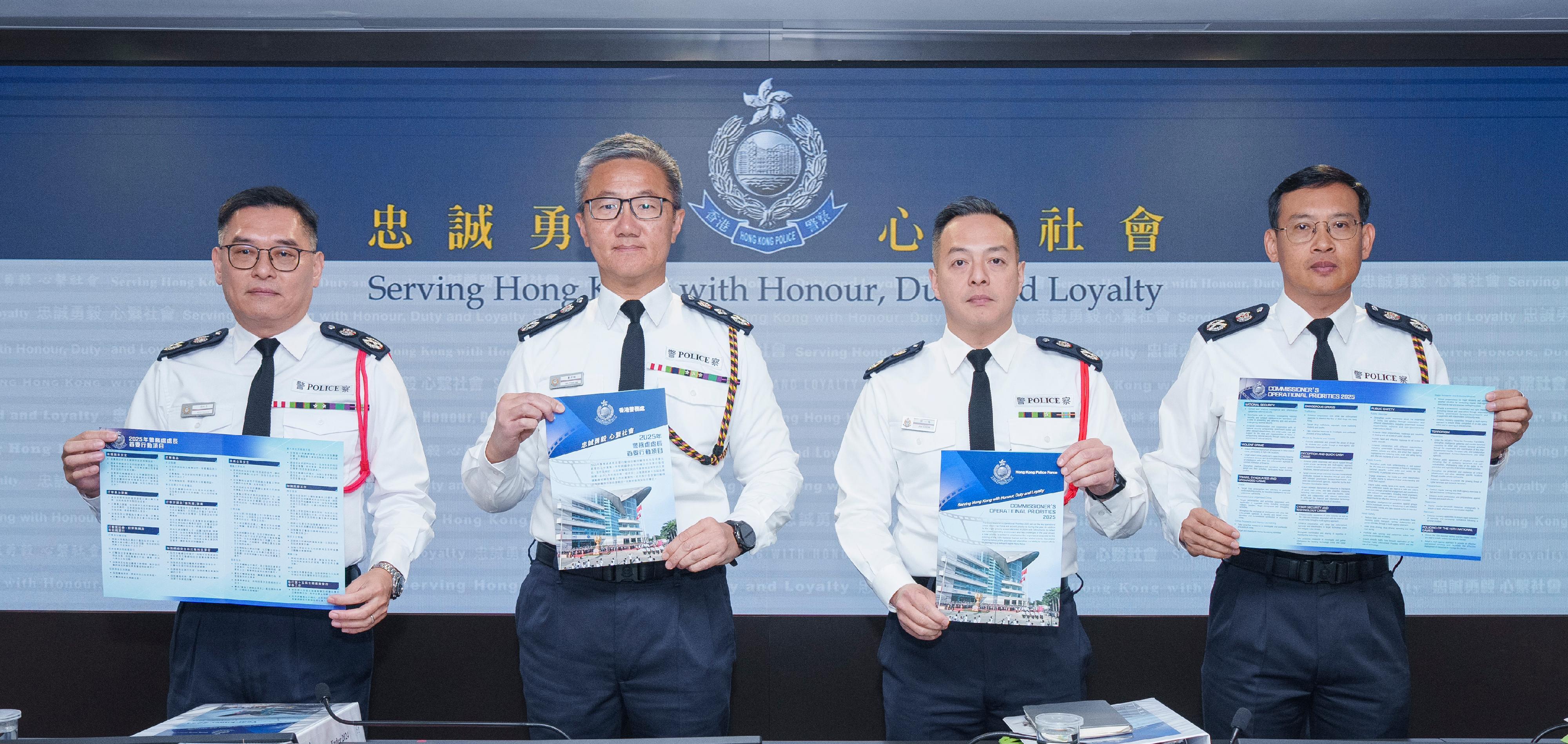 警務處處長蕭澤頤（左二）今日（二月十一日）在記者會上回顧2024年香港的治安情況及警務工作。警務處副處長（行動）周一鳴（右二）、副處長（國家安全）簡啟恩（左一）及副處長（管理）陳俊燊（右一）亦有出席記者會。