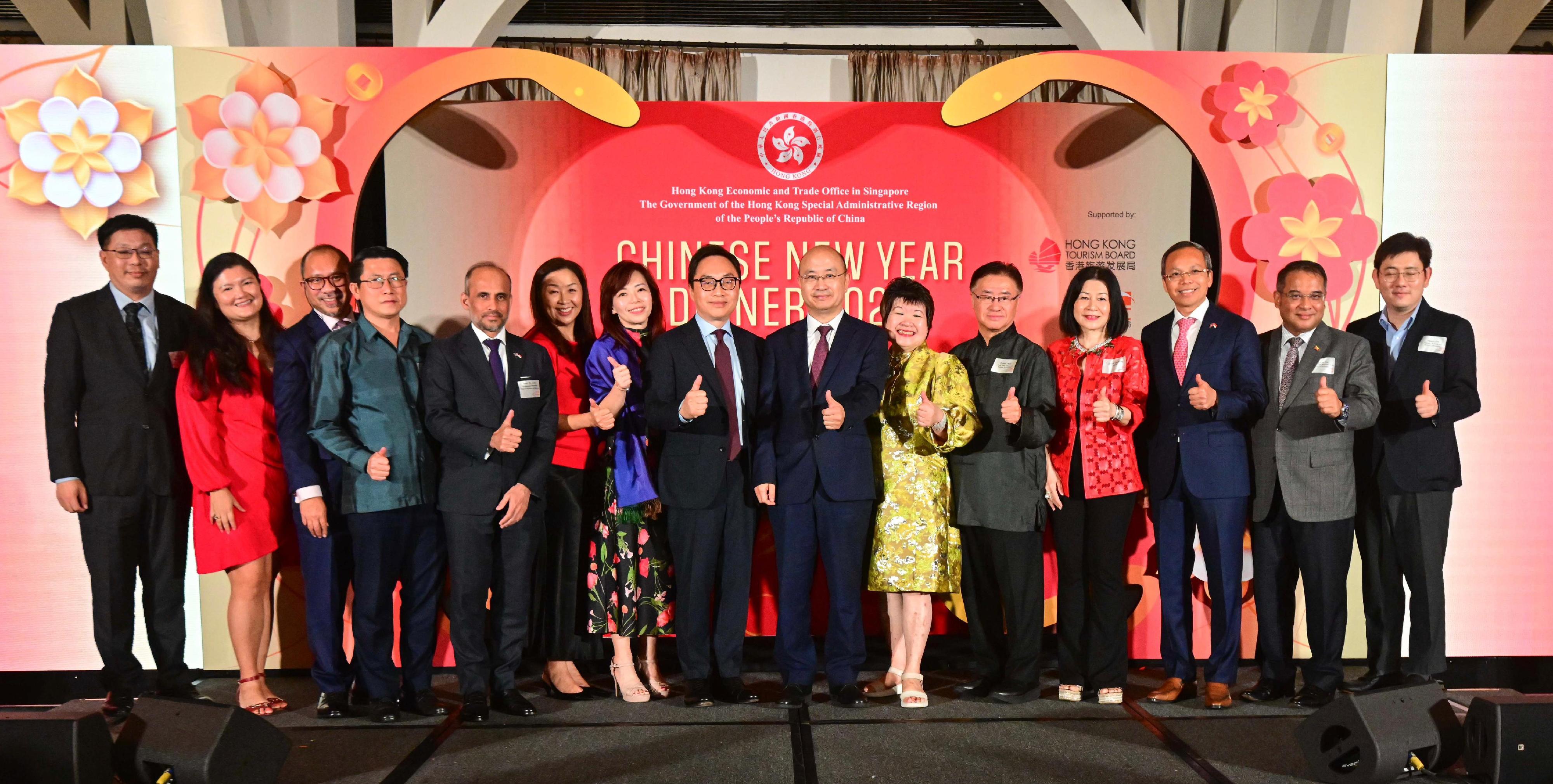 香港駐新加坡經濟貿易辦事處（駐新加坡經貿辦）昨日（二月十一日）在新加坡富麗敦海灣酒店舉行晚宴，慶祝新春並推廣香港。出席嘉賓超過200位，來自政府機構、外國駐新加坡大使館、亞太區經濟合作組織、商會、商界、學界、文化團體及當地香港社群。圖示駐新加坡經貿辦處長馮浩然（左八）與出席嘉賓祝酒。