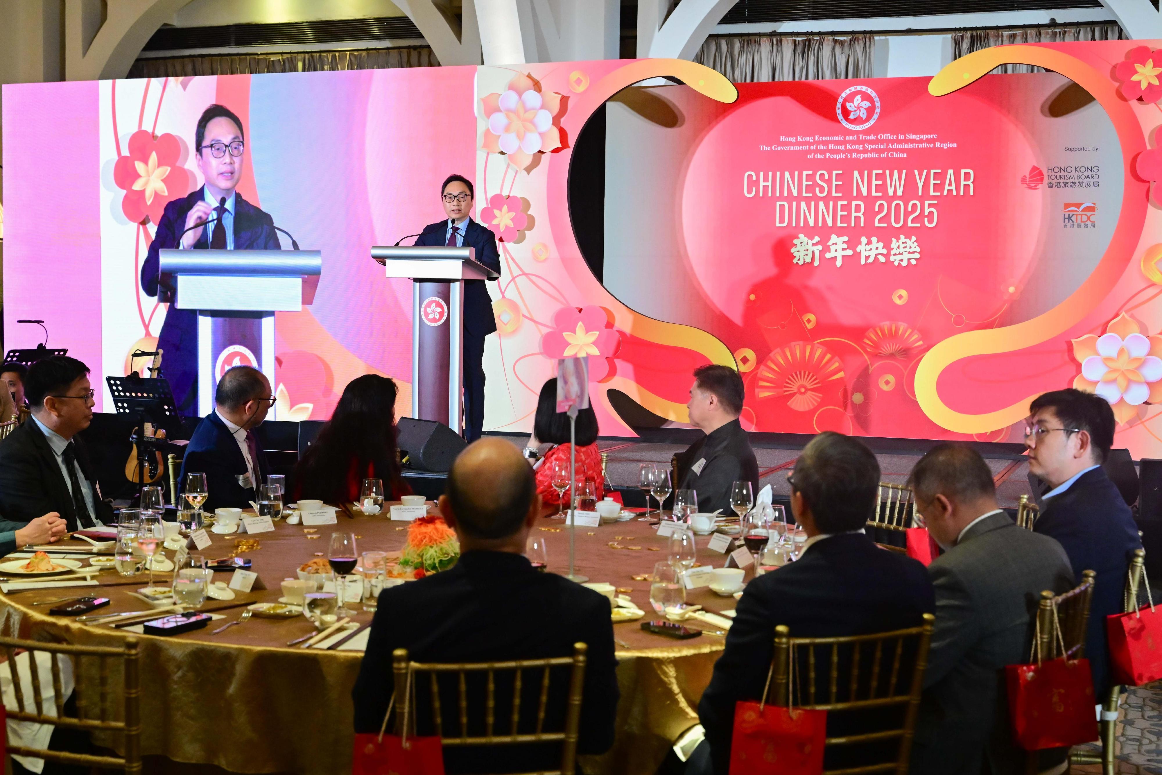 香港駐新加坡經濟貿易辦事處（駐新加坡經貿辦）昨日（二月十一日）在新加坡富麗敦海灣酒店舉行晚宴，慶祝新春並推廣香港。圖示駐新加坡經貿辦處長馮浩然在晚宴中致辭，回顧過去幾年的工作和成果。