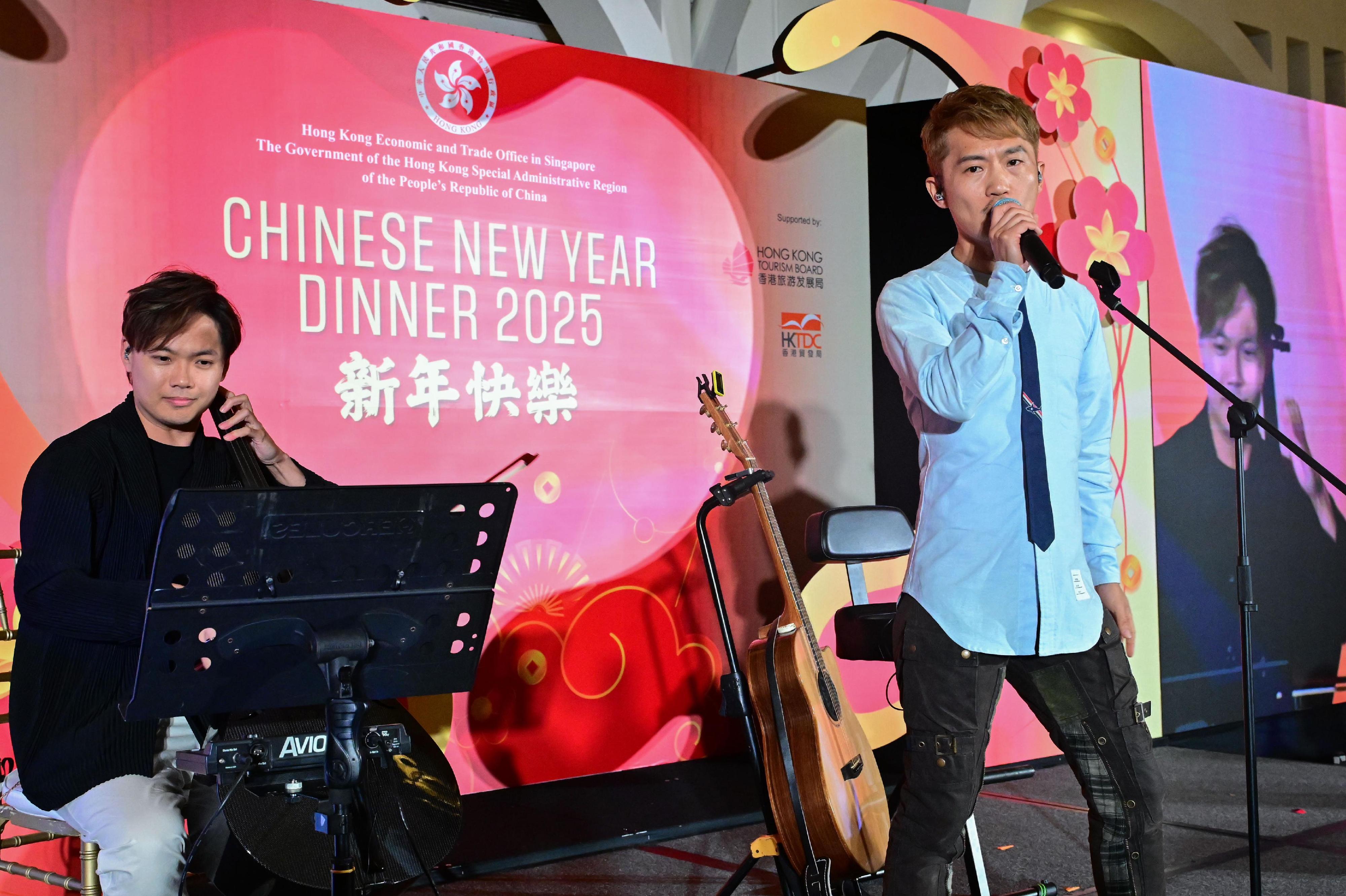 香港駐新加坡經濟貿易辦事處（駐新加坡經貿辦）昨日（二月十一日）在新加坡富麗敦海灣酒店舉行晚宴，慶祝新春並推廣香港。圖示香港唱作人林一峰聯同四名樂隊成員擔任表演嘉賓，唱奏多首粵語、英語和普通話歌曲，其中包括新加坡殿堂級詞曲家兼新謠歌手梁文福博士的歌曲《新加坡派》。他們與其他香港音樂人早前出席了於新加坡舉辦的「香港流行文化節@華藝」戶外音樂會和講座，活動由康樂及文化事務署和駐新加坡經貿辦贊助和支持。