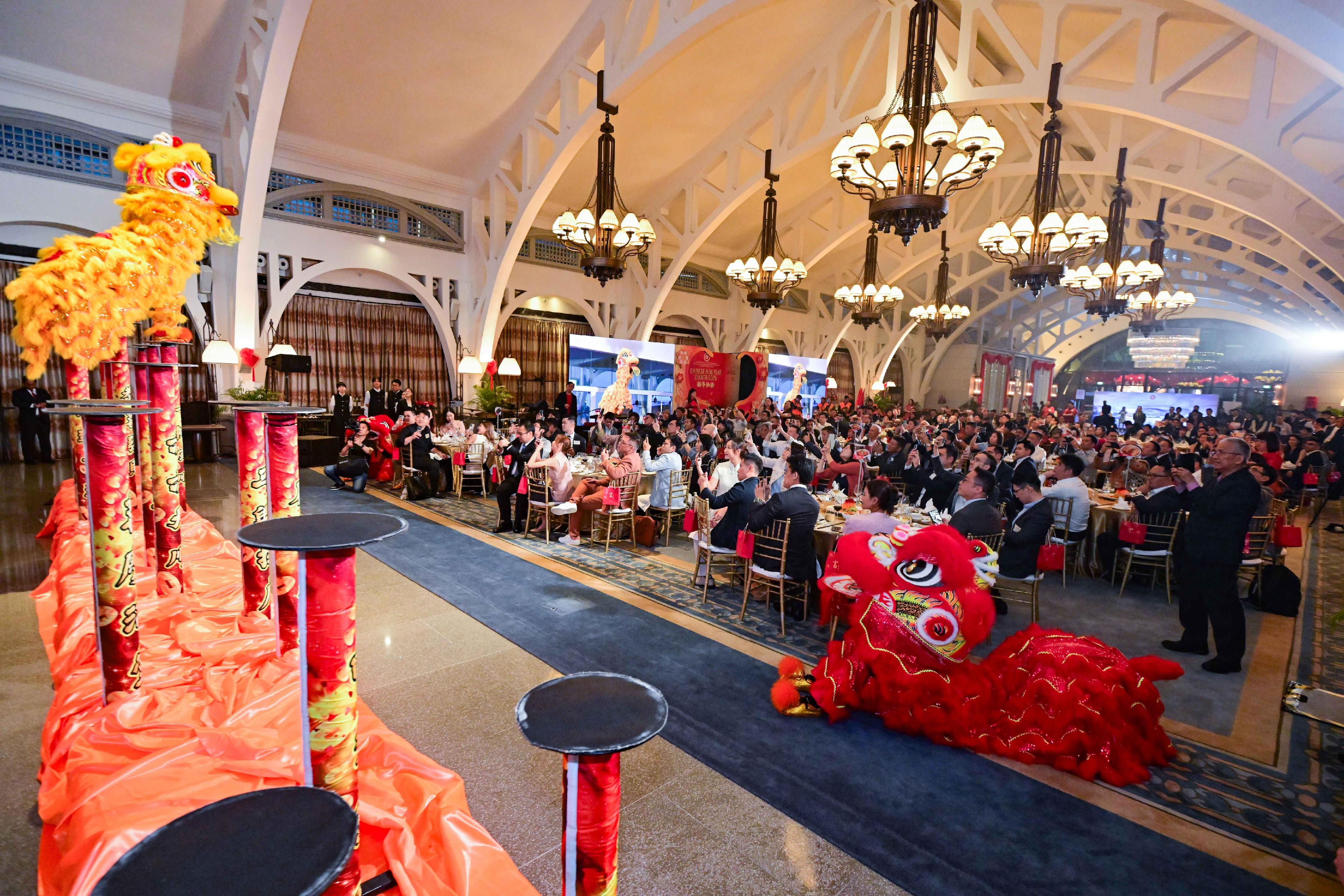 The Hong Kong Economic and Trade Office, Singapore hosted a dinner at the Fullerton Bay Hotel Singapore in Singapore yesterday (February 11) to celebrate Chinese New Year and to promote Hong Kong, with over 200 guests from the government sector, foreign embassies in Singapore, Asia-Pacific Economic Cooperation, business associations and community, academic institutions, cultural organisations as well as the local Hong Kong community.
