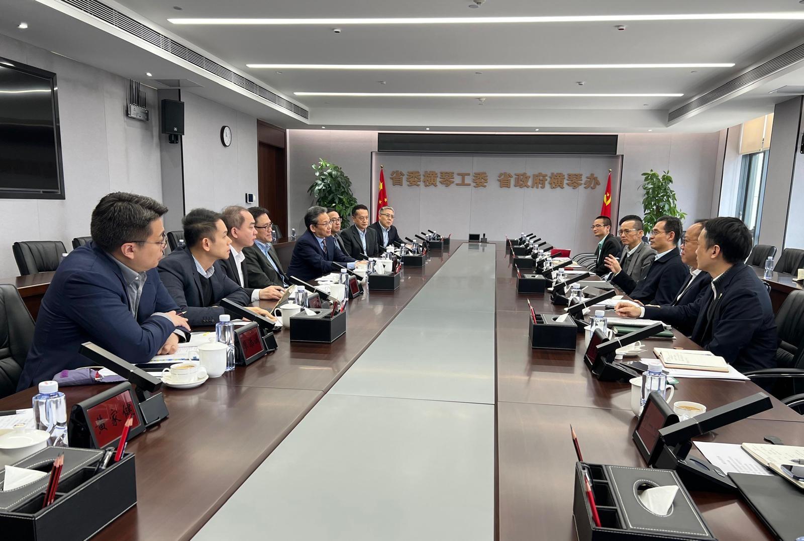 The Secretary for Innovation, Technology and Industry, Professor Sun Dong (fourth left), today (February 13) has an engagement session with Deputy Secretary of the Hengqin Working Committee of the CPC Guangdong Provincial Committee, Director of the Hengqin Office of the People's Government of Guangdong Province and Deputy Director of the Executive Committee, Mr Nie Xinping (third right), to learn about the in-depth planning and industry development of the Guangdong-Macao In-Depth Cooperation Zone in Hengqin. Looking on is the Commissioner for Industry (Innovation and Technology), Dr Ge Ming (third left).
