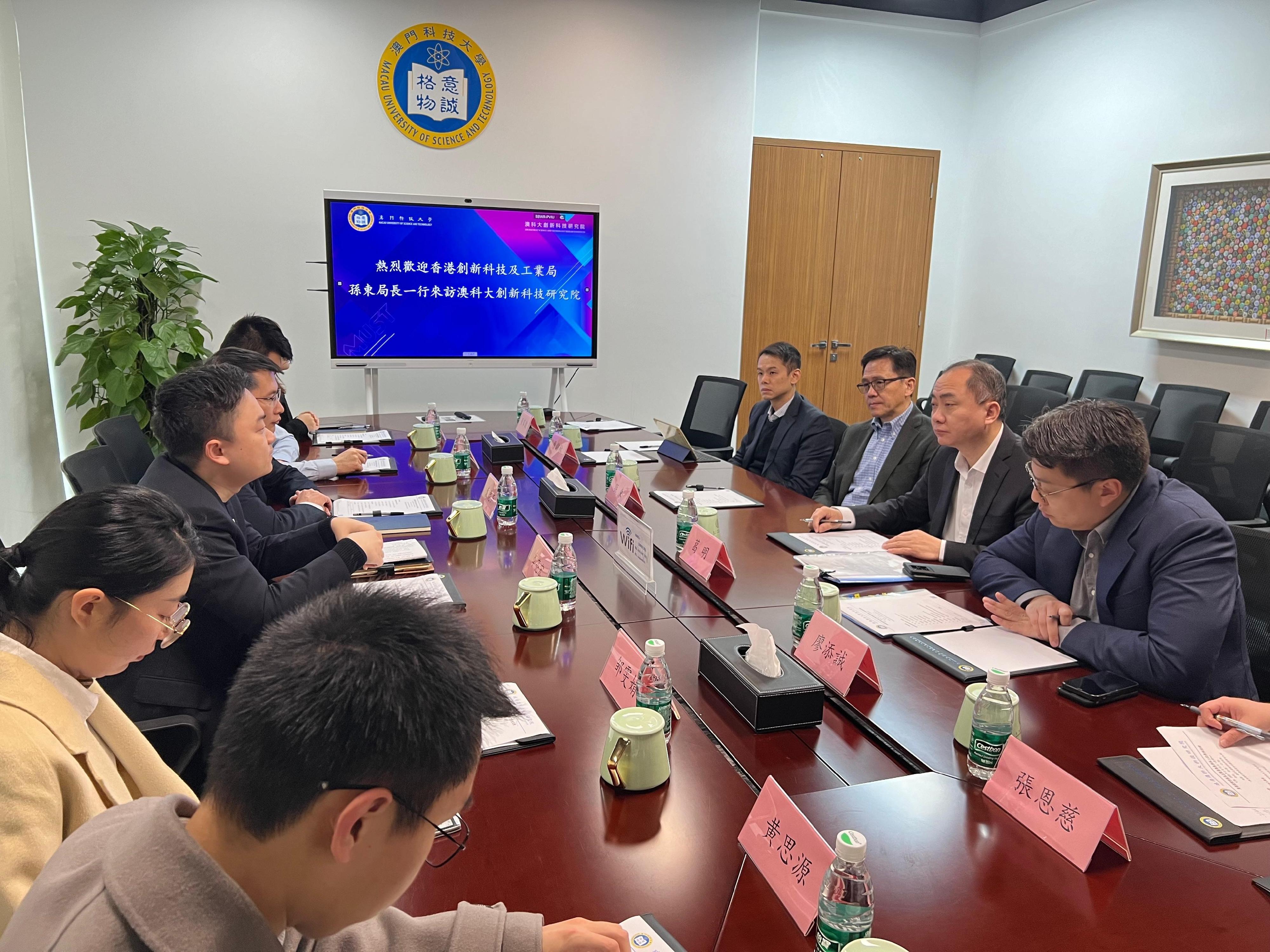 The Secretary for Innovation, Technology and Industry, Professor Sun Dong (third right), today (February 13), visits the Zhuhai MUST Science and Technology Research Institute to learn about the institute's work in promoting cross-boundary flow of data in the Guangdong-Macao In-Depth Cooperation Zone in Hengqin. Looking on is the Commissioner for Industry (Innovation and Technology), Dr Ge Ming (second right).
