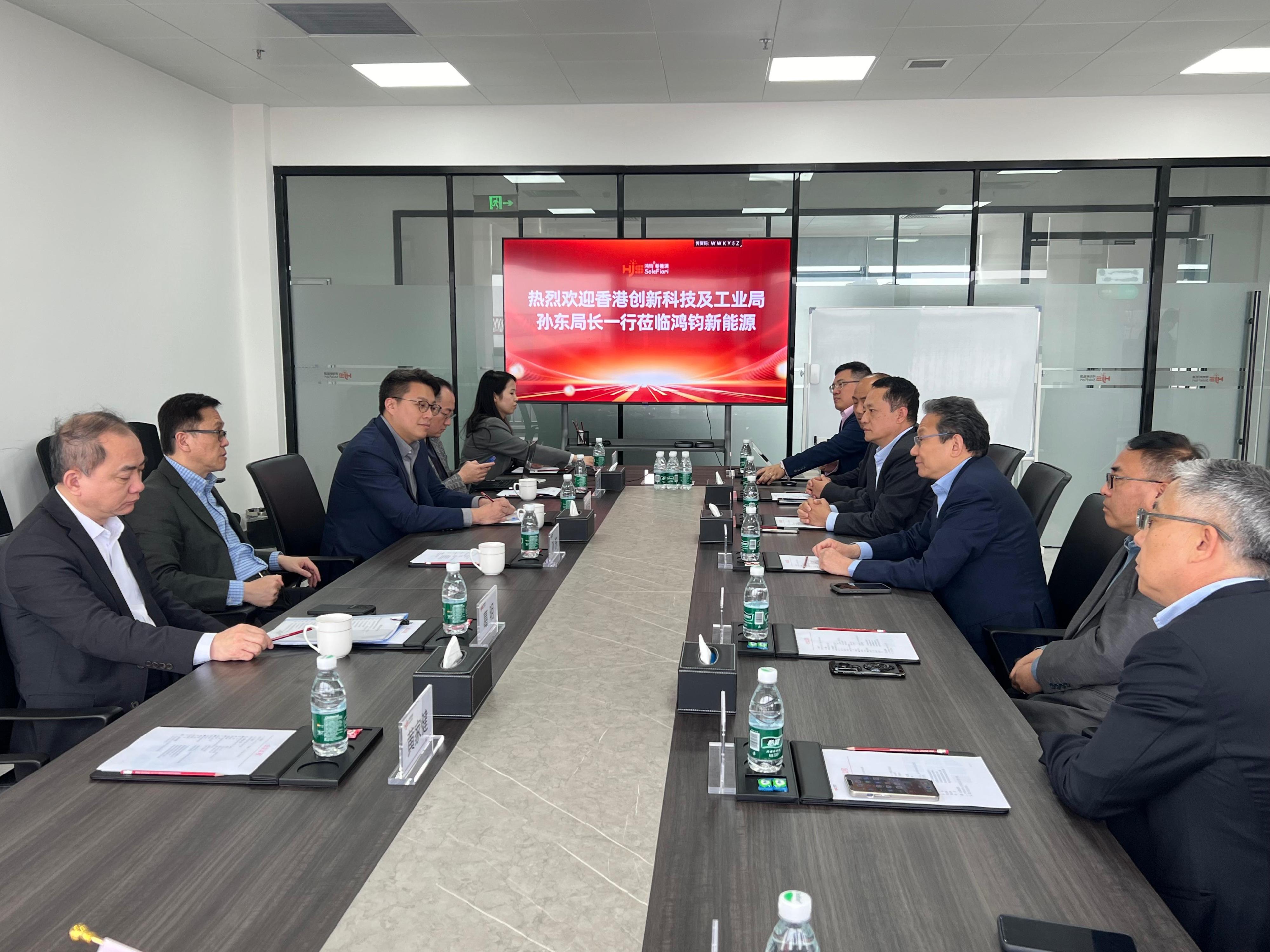 The Secretary for Innovation, Technology and Industry, Professor Sun Dong (second left), visits the Zhuhai SoleFiori Technology Company and learns about the technologies and productivity of new high-efficiency heterojunction solar cells and modules with low energy consumption and low carbon emissions today (February 13). Looking on is the Commissioner for Industry (Innovation and Technology), Dr Ge Ming (first left).