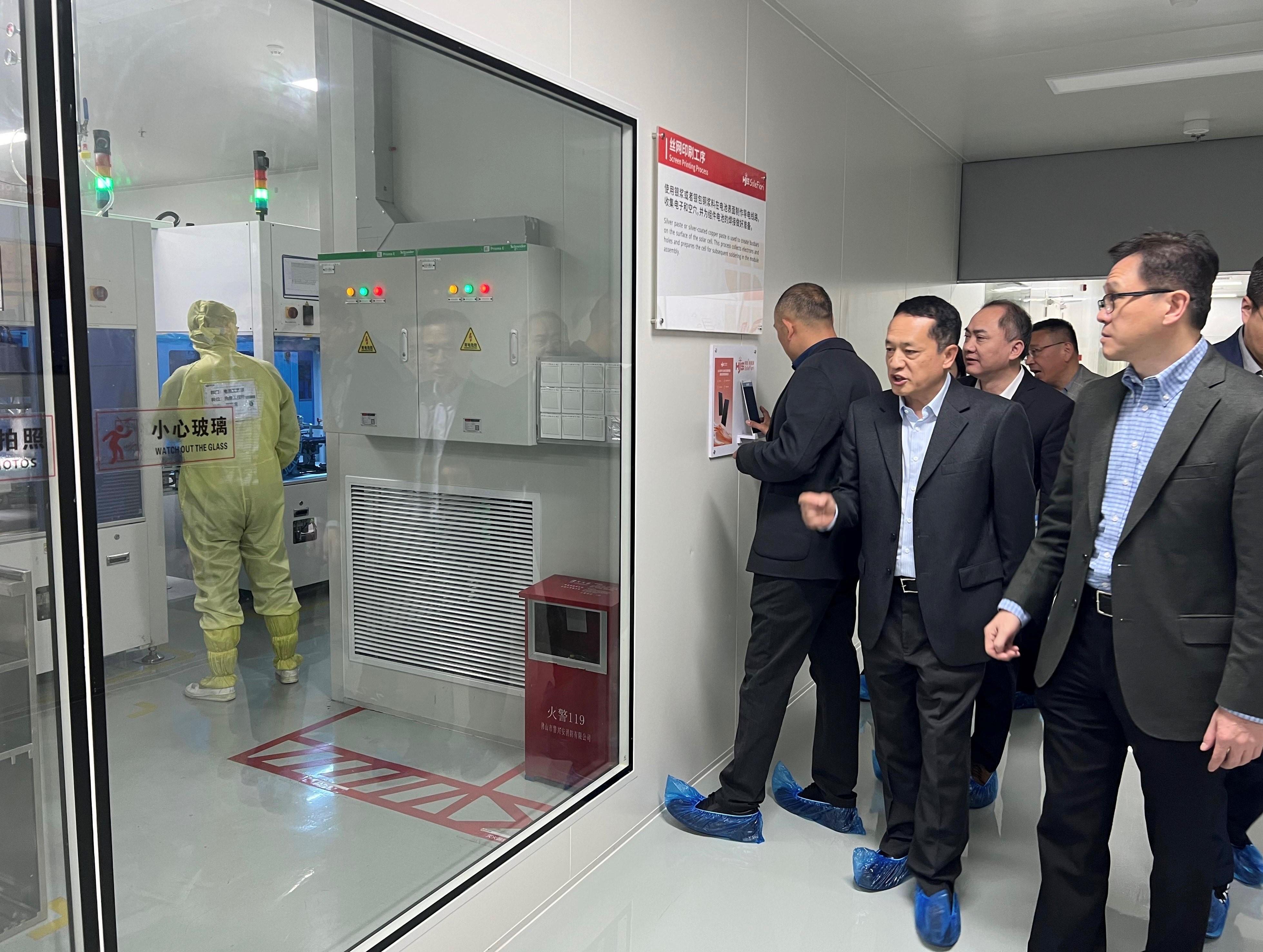 The Secretary for Innovation, Technology and Industry, Professor Sun Dong (first right), visits the cell production workshops of the Zhuhai SoleFiori Technology Company today (February 13). Looking on is the Commissioner for Industry (Innovation and Technology), Dr Ge Ming (third right).