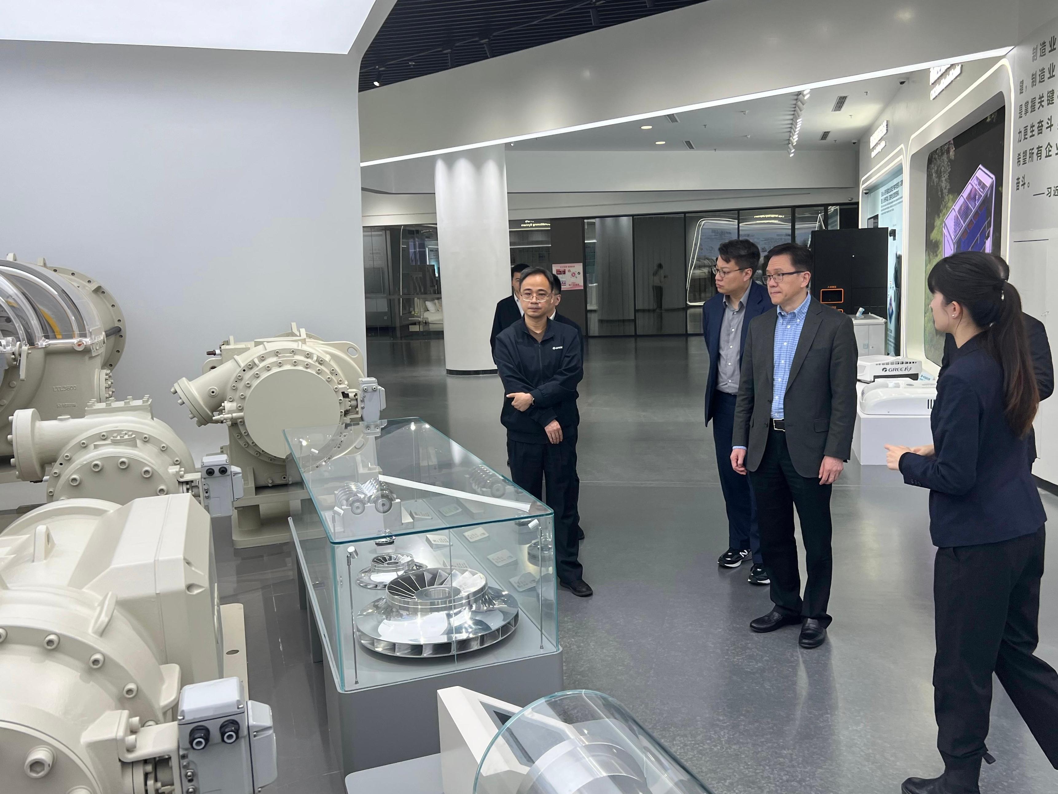The Secretary for Innovation, Technology and Industry, Professor Sun Dong (second right), visits the technology exhibition hall of the headquarters of Gree Electric Appliances Inc. of Zhuhai today (February 13).