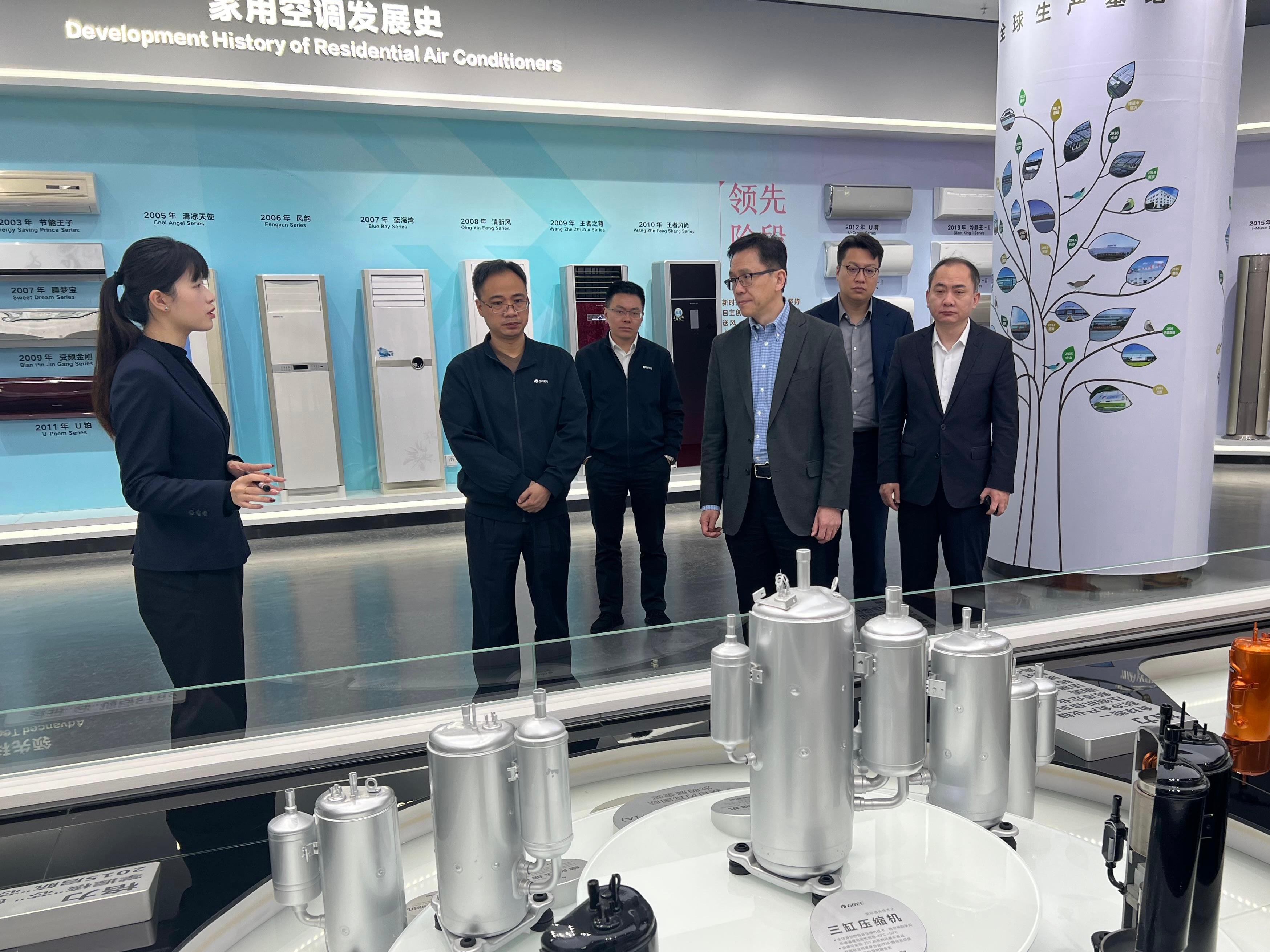 The Secretary for Innovation, Technology and Industry, Professor Sun Dong (third right), visited the technology exhibition hall of the headquarters of Gree Electric Appliances Inc. of Zhuhai today (February 13). Looking on is the Commissioner for Industry (Innovation and Technology), Dr Ge Ming (first right).
