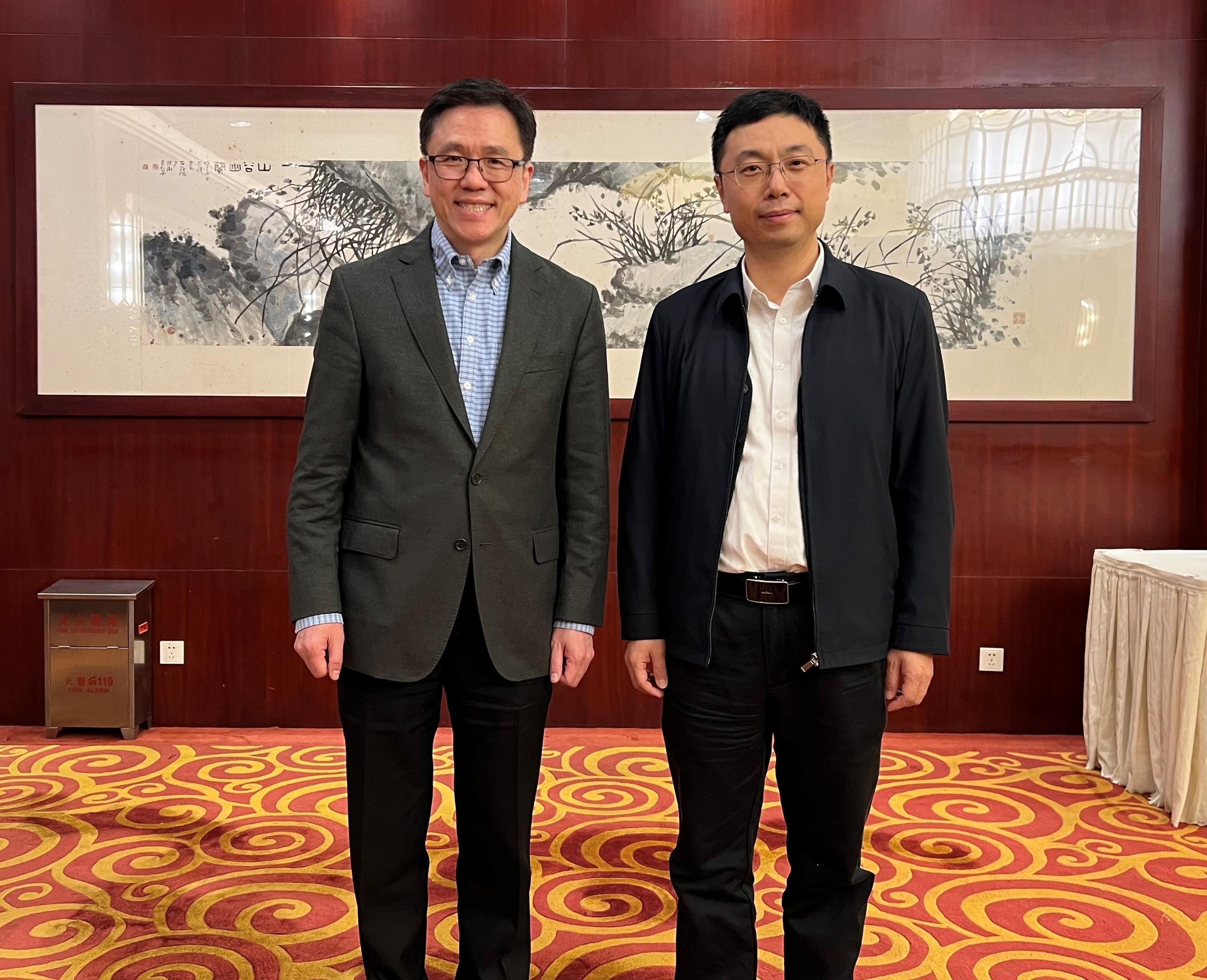 The Secretary for Innovation, Technology and Industry, Professor Sun Dong (left), meets with the Deputy Secretary of the Communist Party of China Zhuhai Municipal Committee and Acting Mayor of the Zhuhai Municipal Government, Mr Wu Zetong (right) in Zhuhai today (February 13).