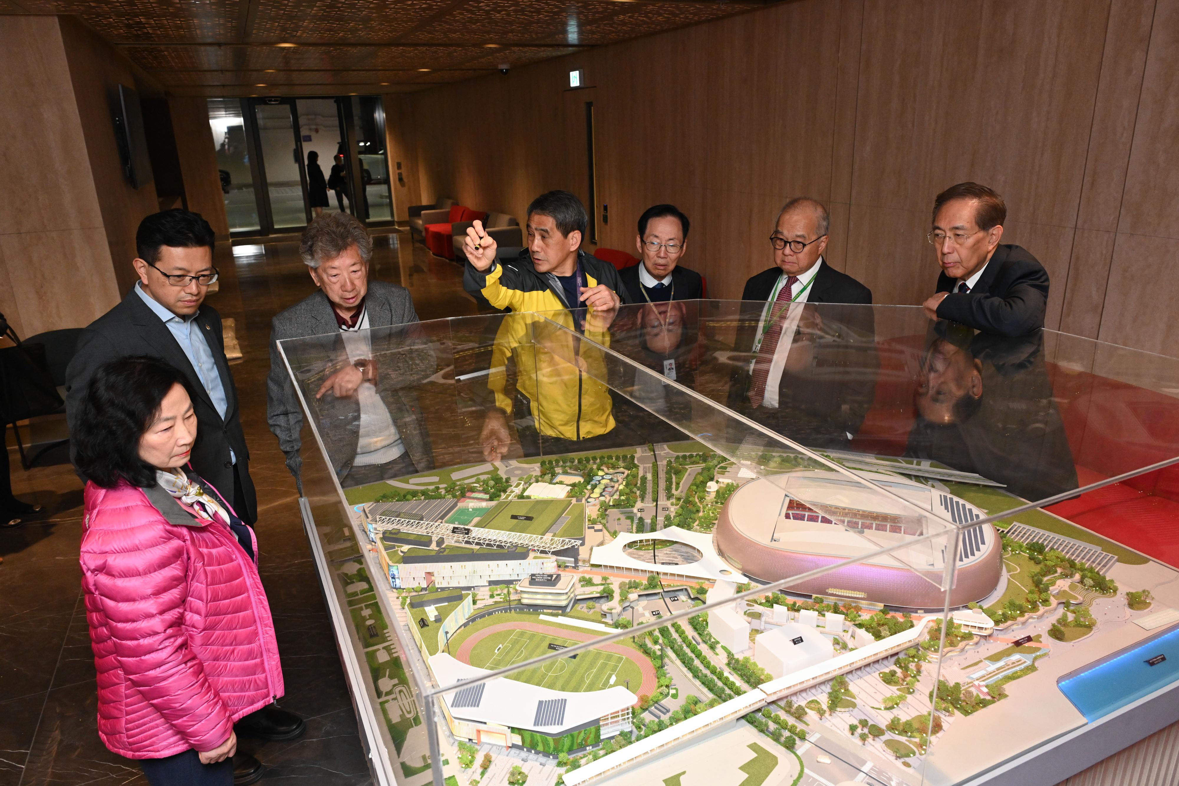 Non-official Members of the Executive Council (ExCo Non-official Members) visited Kai Tak Sports Park today (February 13). Photo shows ExCo Non-official Members receiving a briefing on the park.