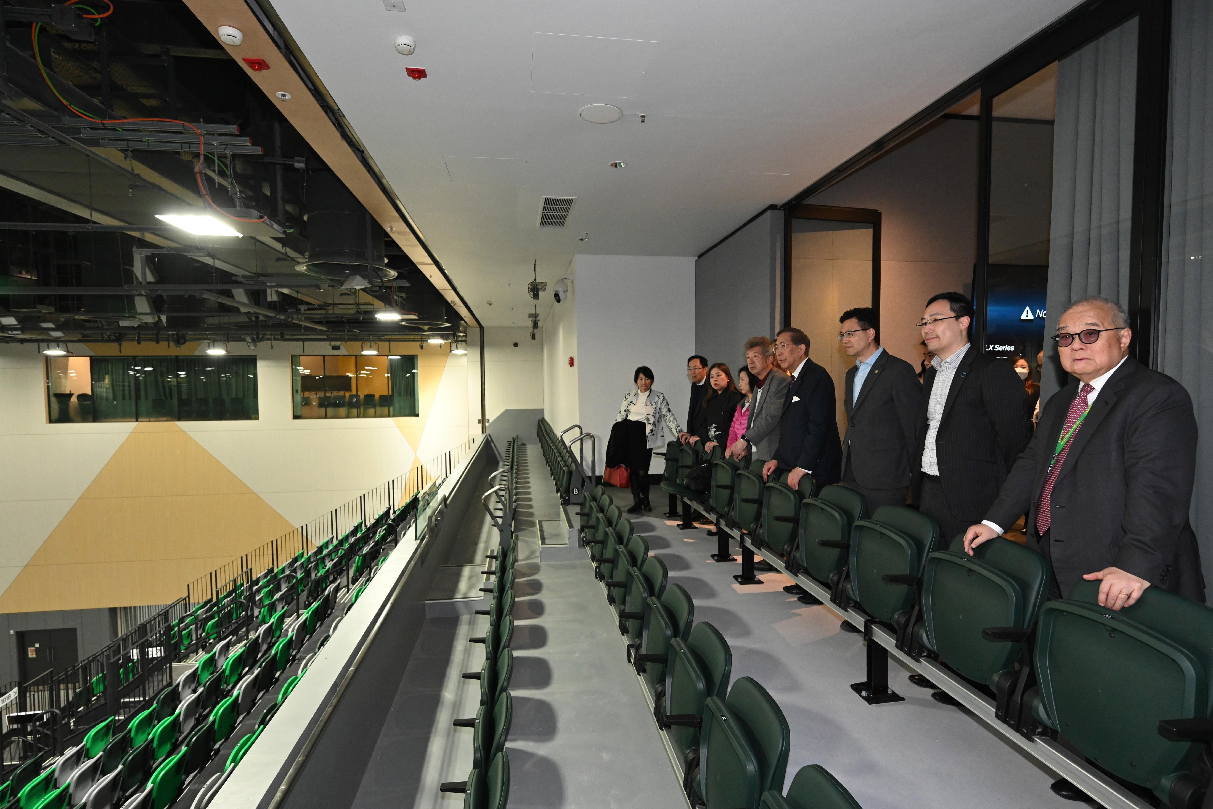 Non-official Members of the Executive Council (ExCo Non-official Members) visited Kai Tak Sports Park today (February 13). Photo shows ExCo Non-official Members touring the the Kai Tak Arena.