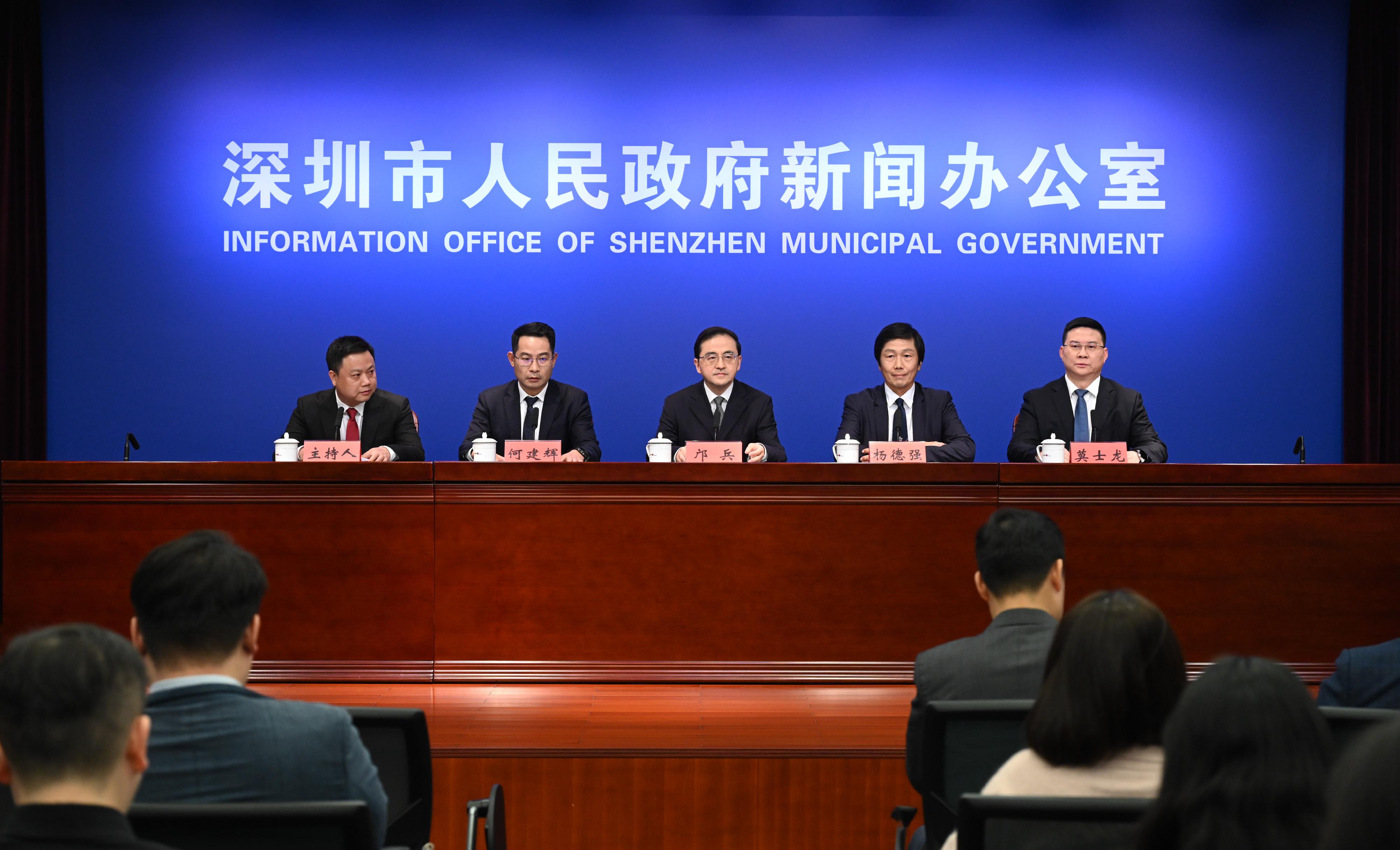 2025深港馬拉松賽暨第十五屆全國運動會田徑（馬拉松）測試賽新聞發布會今日（二月十三日）在深圳舉行。深圳市政府副秘書長、第十五屆全國運動會和全國第十二屆殘疾人運動會暨第九屆特殊奧林匹克運動會深圳賽區執委會常務副主任鄺兵（中）、香港特別行政區政府全國運動會香港賽區統籌辦公室主任楊德強（右二）及其他深圳市官員出席新聞發布會。