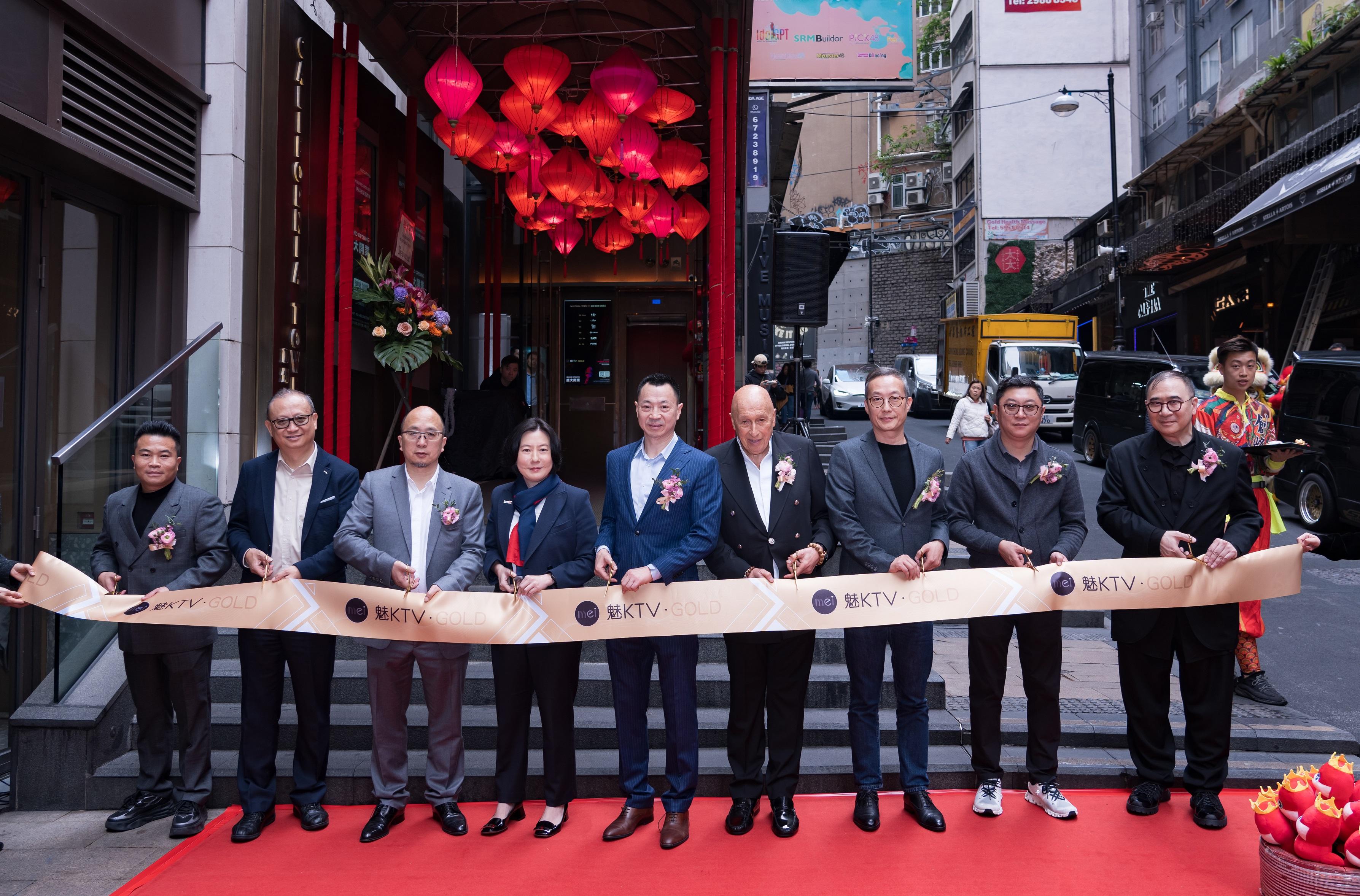 Mainland karaoke chain brand Mei KTV opened its first Hong Kong flagship store in Lan Kwai Fong, Central today (February 14). Photo shows the Director-General of Investment Promotion for Invest Hong Kong, Ms Alpha Lau (fourth left); the Founder and Chairman of Mei KTV, Mr Wu Hai (centre); the Chairman of Lan Kwai Fong Group, Dr Allan Zeman (fourth right); and guests officiating at the ribbon cutting ceremony.  



