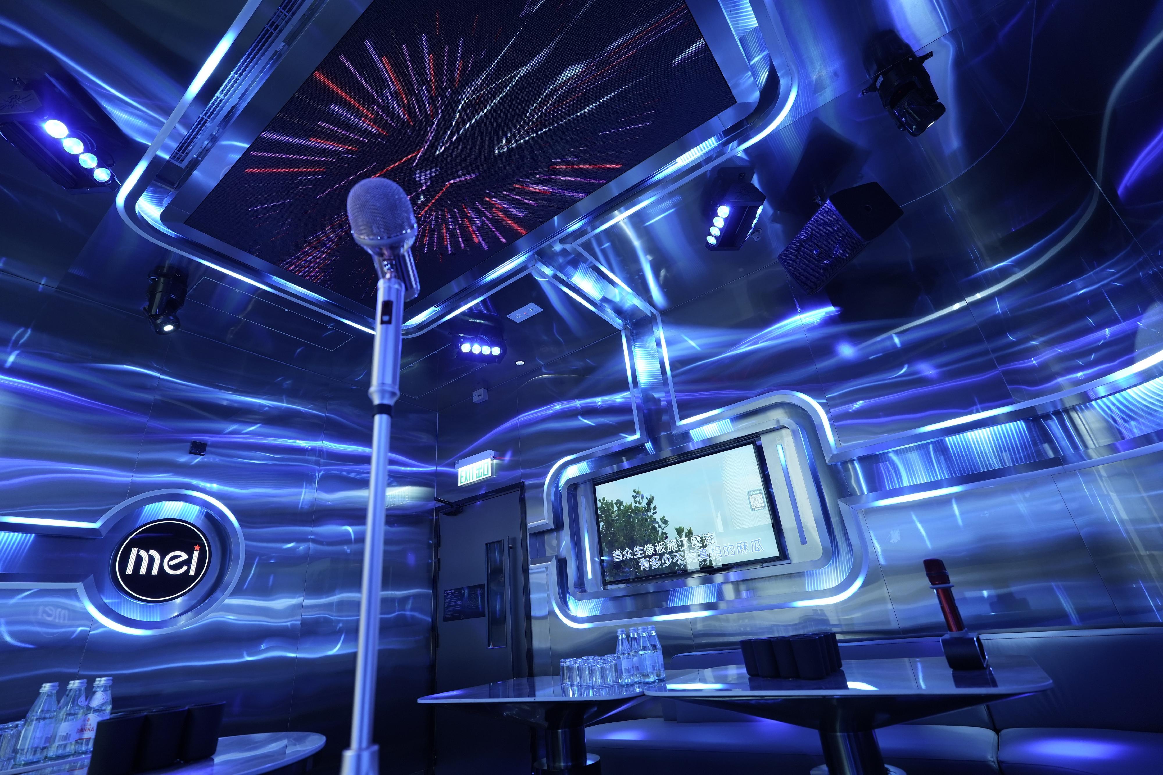 Mainland karaoke chain brand Mei KTV opened its first Hong Kong flagship store in Lan Kwai Fong, Central today (February 14). The venue features luxurious karaoke rooms, a full-screen display and performance stage, alongside innovative and interactive facilities such as a virtual DJ mixing station.



