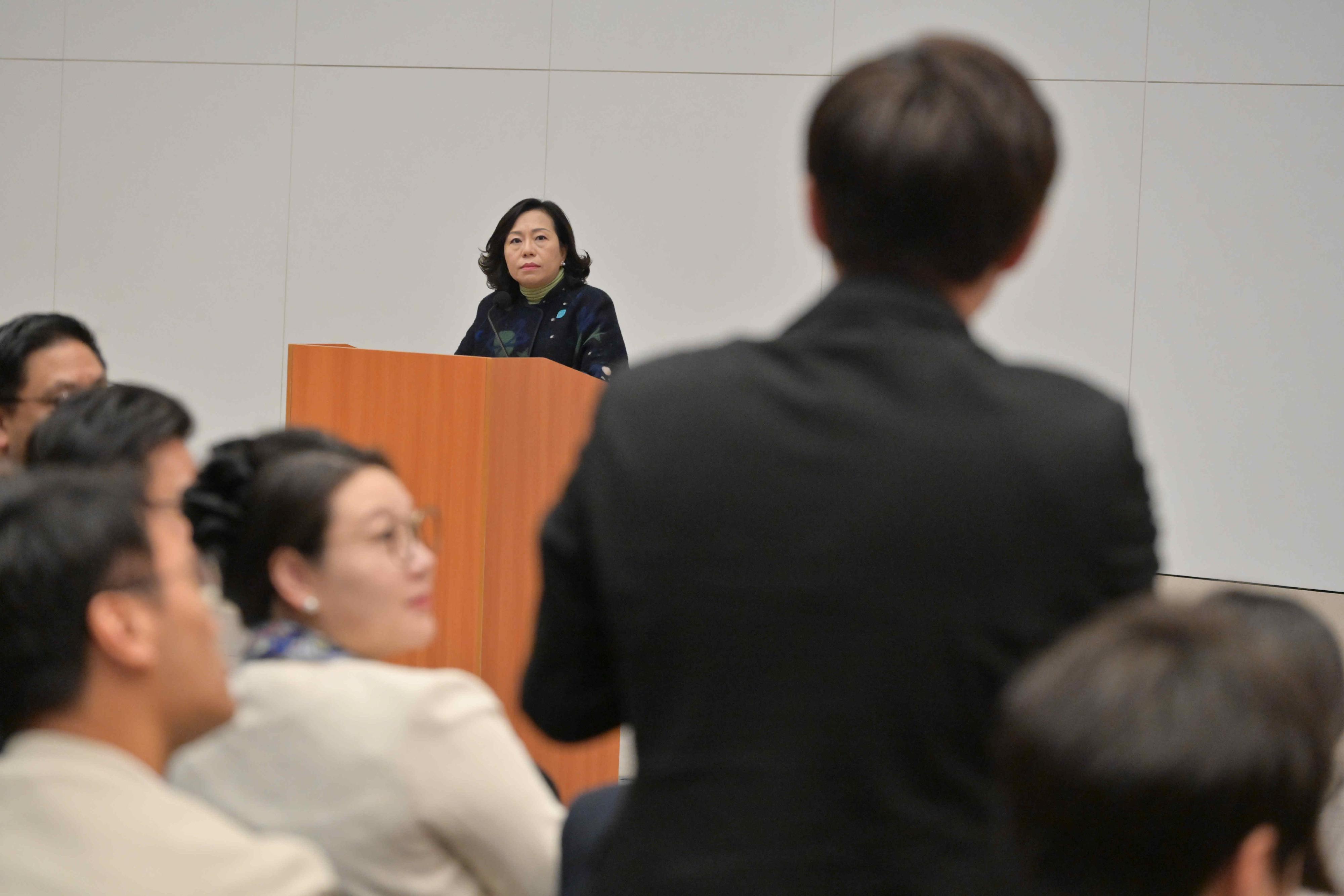 The Home and Youth Affairs Bureau held a training session for members of the District Councils (DCs) at the Central Government Offices today (February 14). Photo shows a DC member raising a question during the training session.
