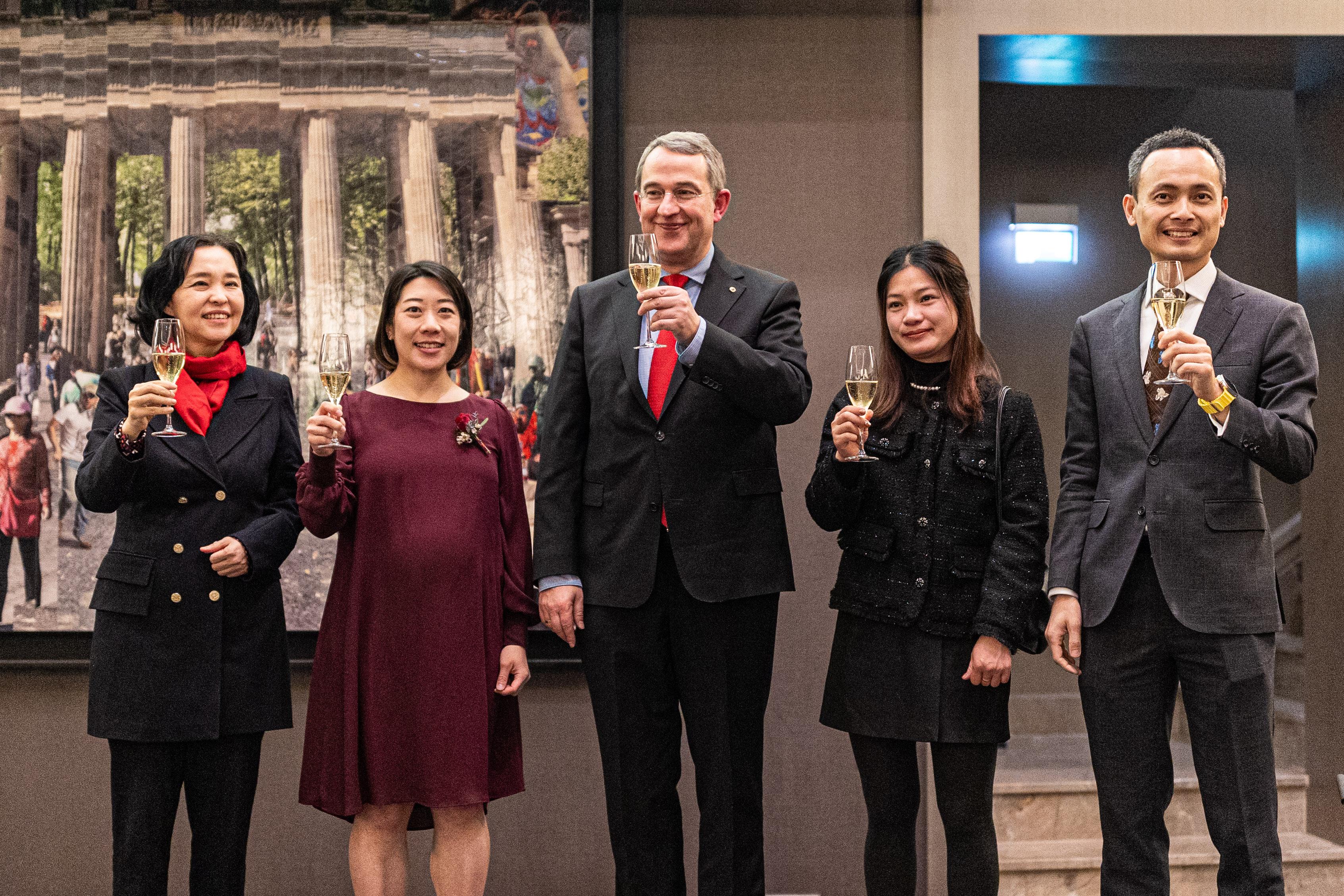 The Hong Kong Economic and Trade Office, Berlin (HKETO Berlin) welcomed friends and partners of Hong Kong to celebrate the Year of the Snake with a reception held in Berlin, Germany, on February 13 (Berlin time). Photo shows (from left): Envoy of the Chinese Embassy in Germany Ms Ying-ru Zeng; the Director of HKETO Berlin, Ms Jenny Szeto; the Chairman of the Federal Association for Economic Development and Foreign Trade, Michael Schumann and his wife; and the Regional Director, Europe, Central Asia & Israel of the Hong Kong Trade Development Council, Mr Chris Lo, at the toasting ceremony.