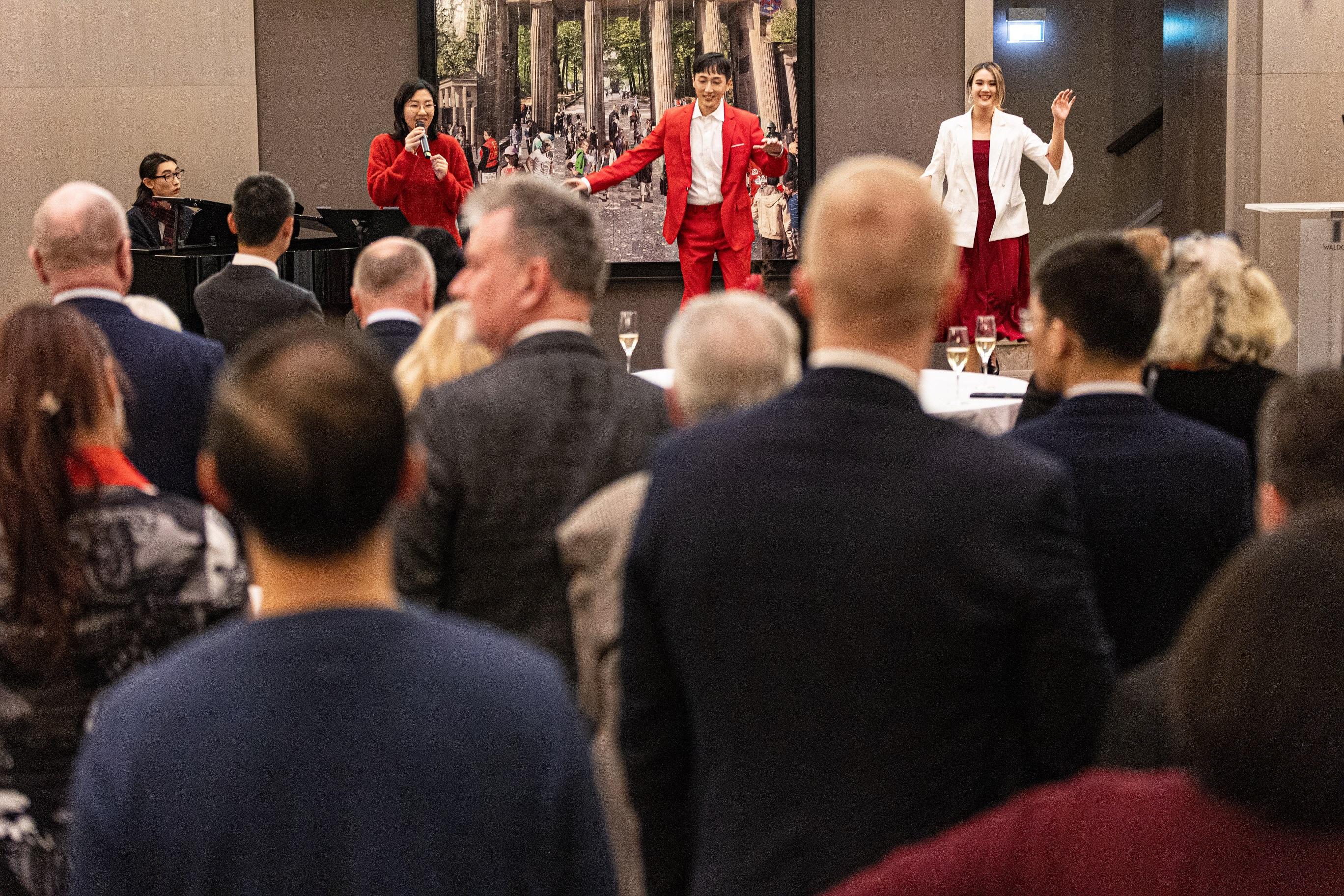 In a Chinese New Year reception held in Berlin, Germany on February 13 (Berlin time), a music and tap dance performance was presented by Hong Kong dance group R&T (Rhythm & Tempo).
