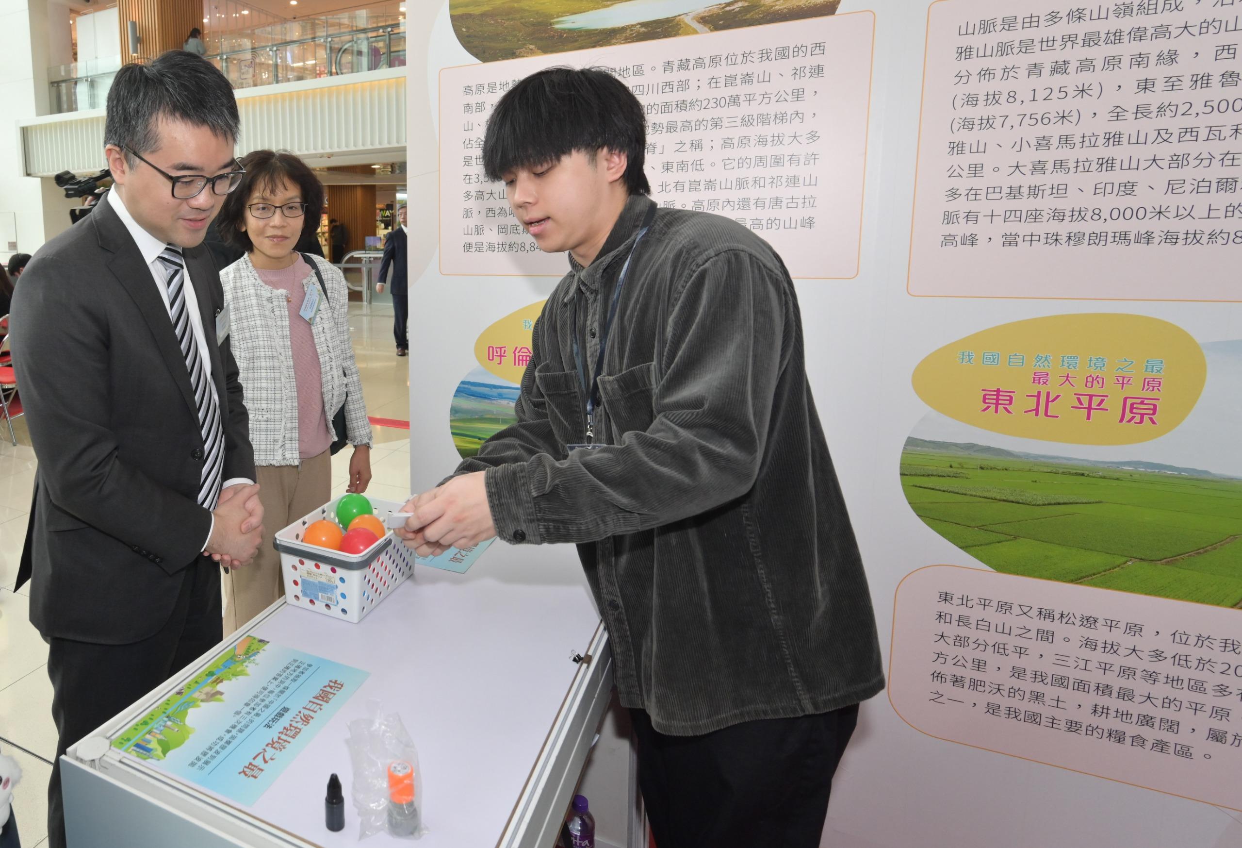 The Education Bureau held the National Geography Fun Fair today (February 15) to enhance students' and the public's understanding of national geography, as well as the developments and achievements of the country, thereby heightening the sense of national identity and national pride. Photo shows the Under Secretary for Education, Dr Sze Chun-fai (first left), visiting a booth at the National Geography Fun Fair.
