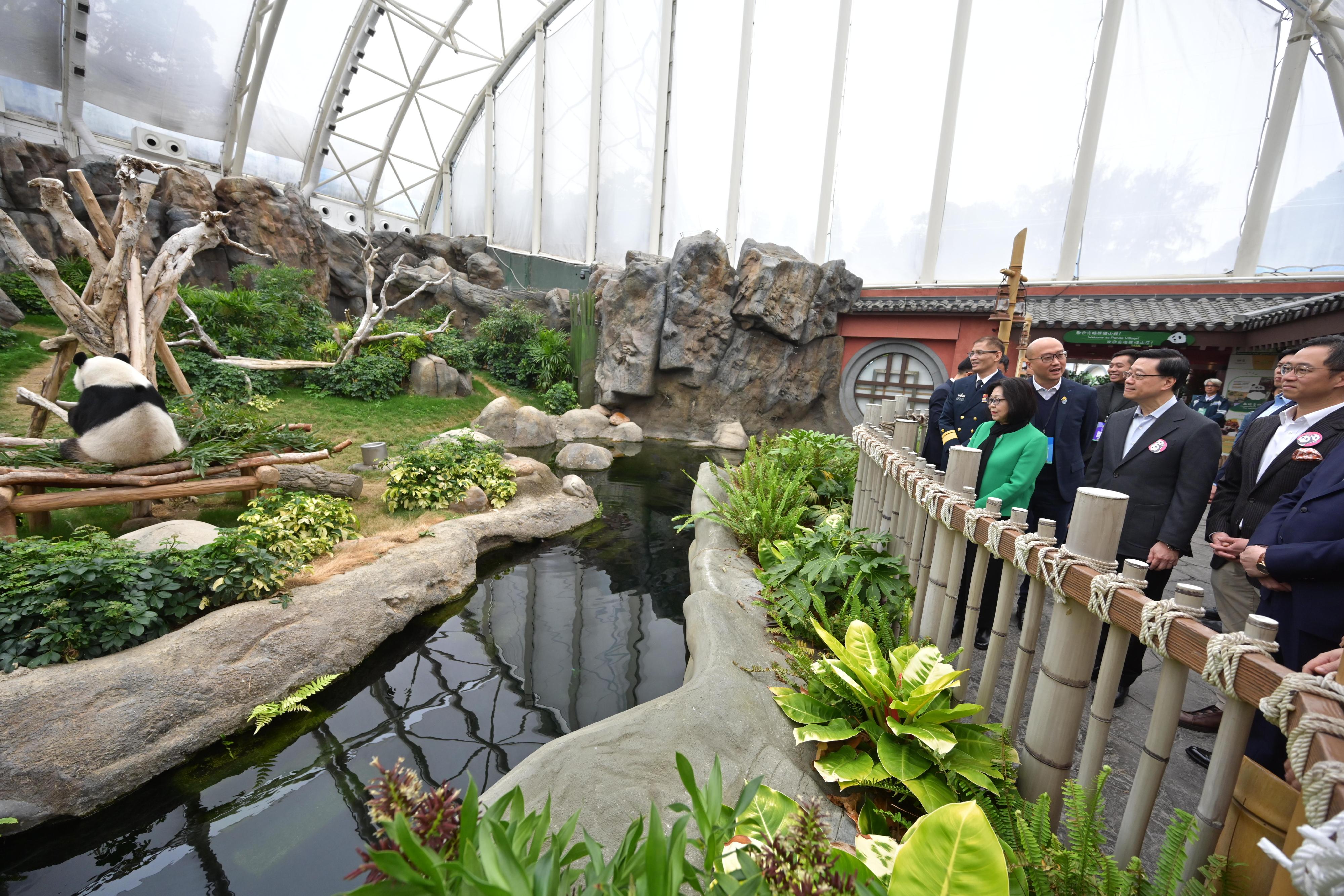 The Chief Executive, Mr John Lee, attended the Giant Panda Twin Cubs Greeting Ceremony today (February 15). Photo shows Mr Lee (second right) and his wife Mrs Janet Lee (second left) visiting giant panda Le Le.
