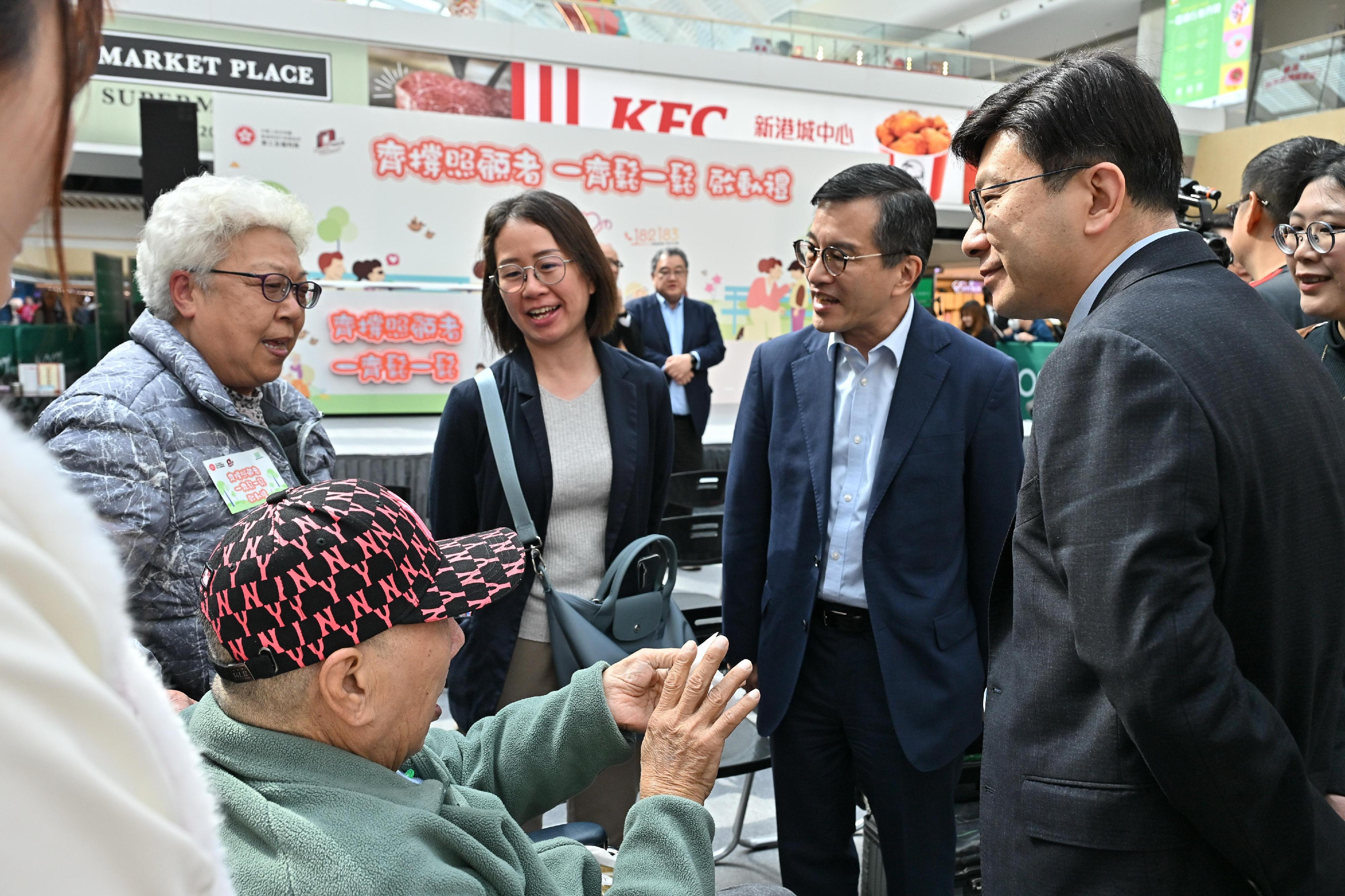 勞工及福利局局長孫玉菡今日（二月十五日）下午為「齊撐照顧者　一齊鬆一鬆」啟動禮主禮。圖示孫玉菡（右一）及社會福利署助理署長（康復及醫務社會服務）吳偉龍（右二）與長者及照顧者交流。
