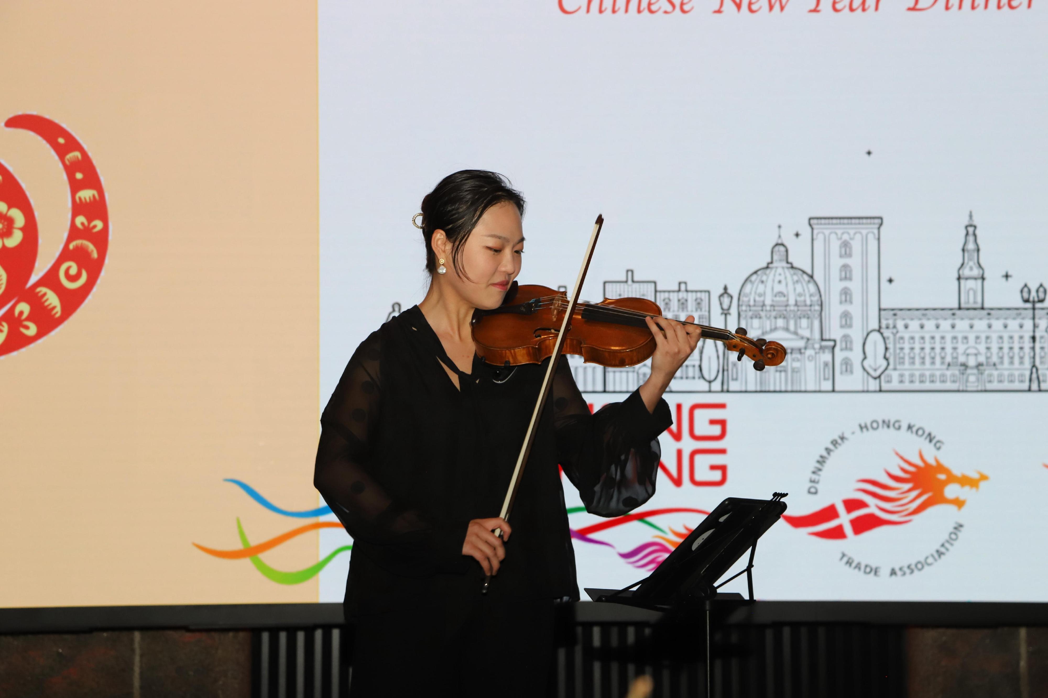 The Hong Kong Economic and Trade Office, London and the Denmark-Hong Kong Trade Association co-hosted a Year of the Snake reception in Copenhagen, Denmark, on February 13 (Copenhagen time). There was live music performance at the reception.


