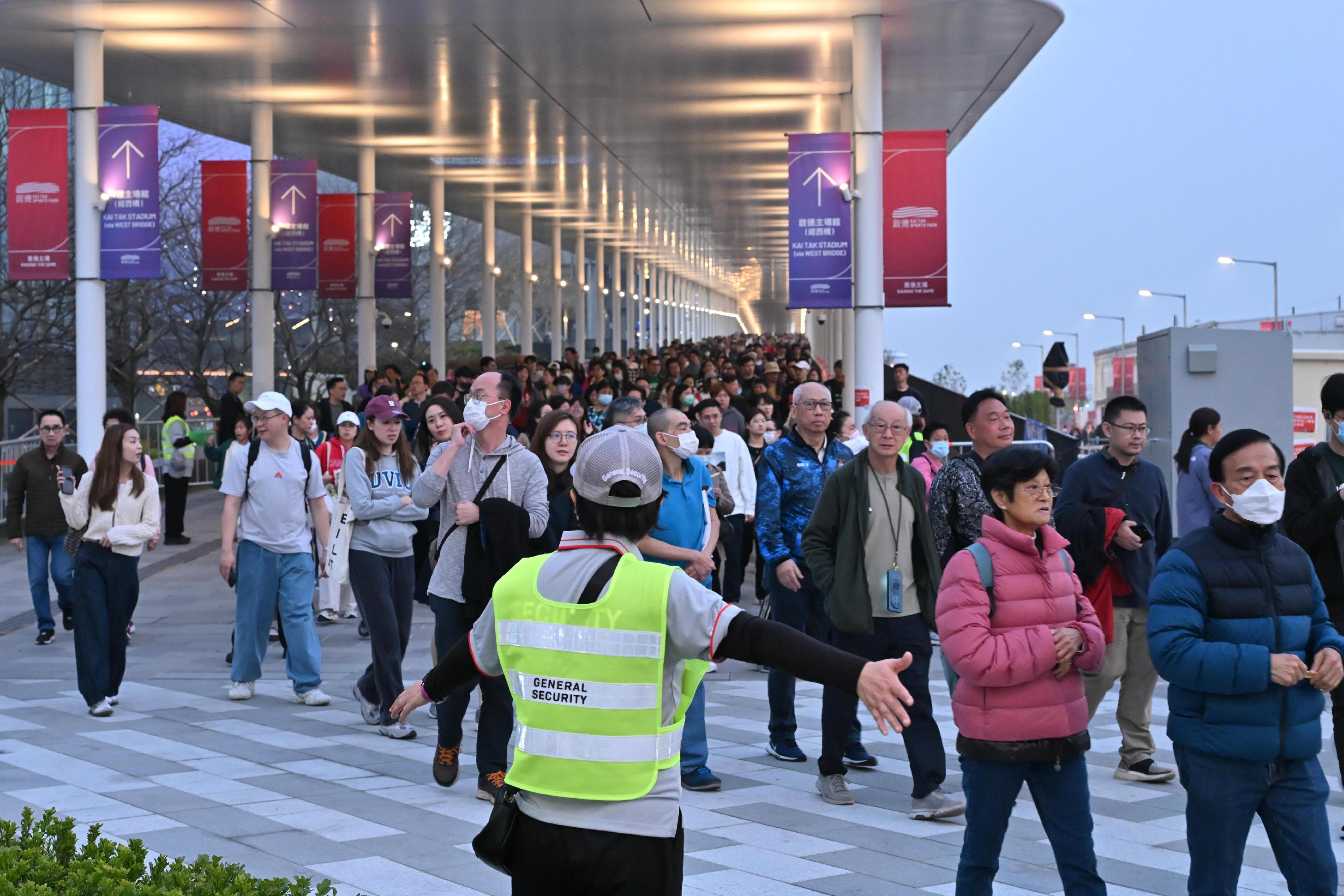 A large-scale stress test was held again this afternoon (February 16) at the Kai Tak Sports Park. Photo shows participants leaving the Kai Tak Stadium.