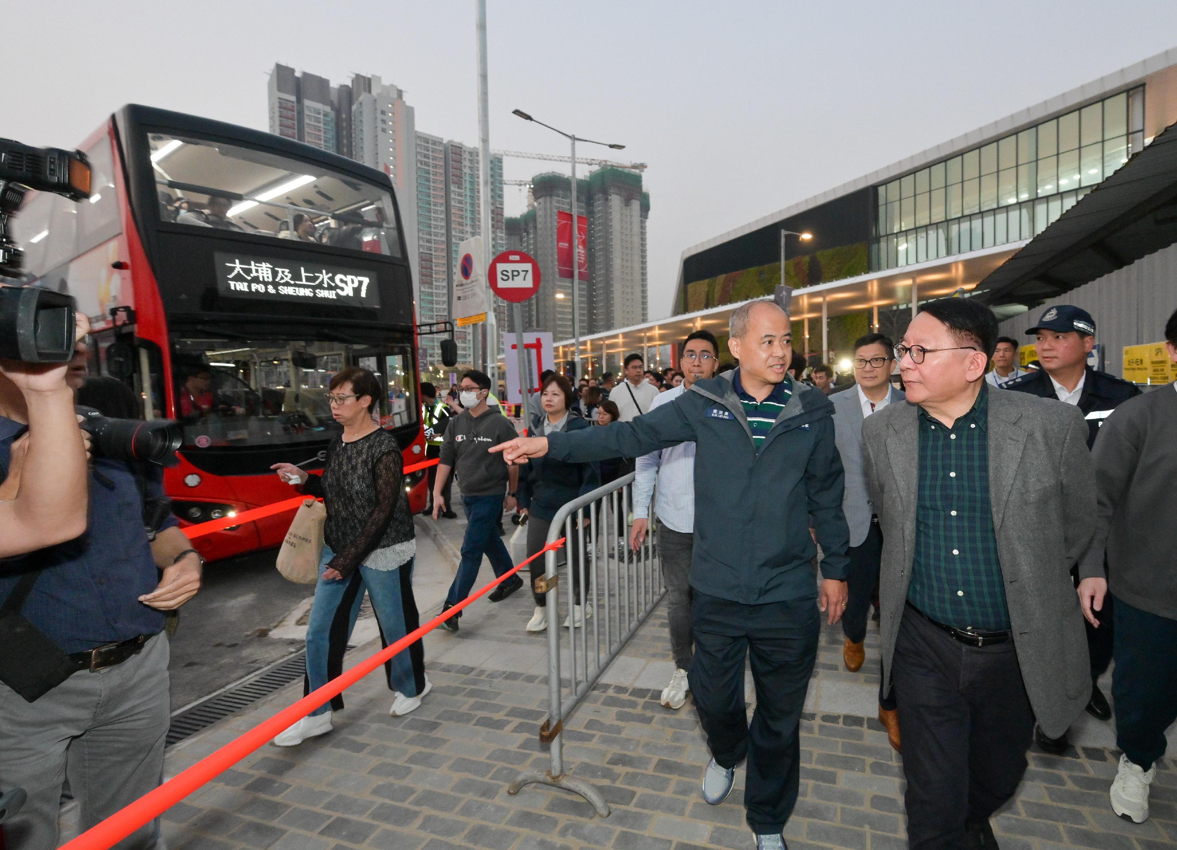 The Chief Secretary for Administration, Mr Chan Kwok-ki, attended the Kai Tak Sports Park stress test today (February 16). Photo shows Mr Chan (front row, first right) observing audience members leaving the venue.