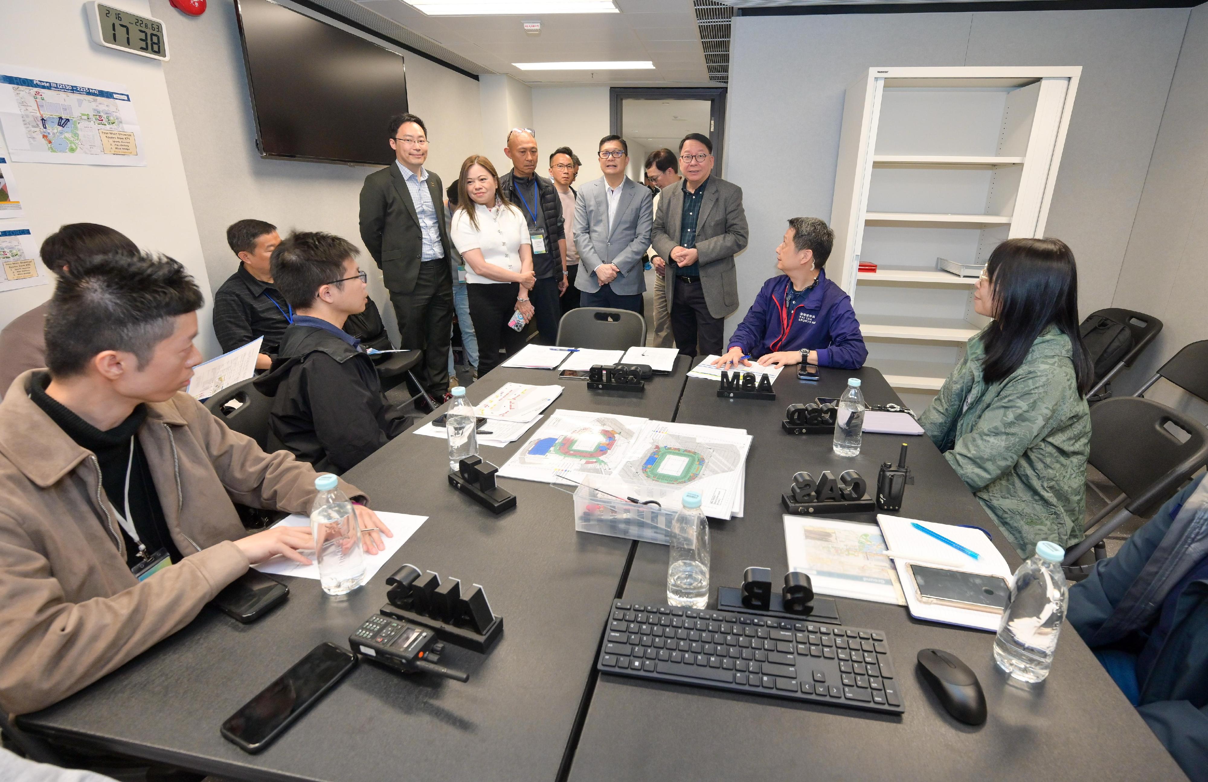 The Chief Secretary for Administration, Mr Chan Kwok-ki (back row, first right), attended the Kai Tak Sports Park stress test today (February 16) to learn about the work of the Police. Looking on are the Secretary for Security, Mr Tang Ping-keung (back row, second right); the Secretary for Culture, Sports and Tourism, Miss Rosanna Law (back row, second left); and the Commissioner for Sports, Mr George Tsoi (back row, first left).