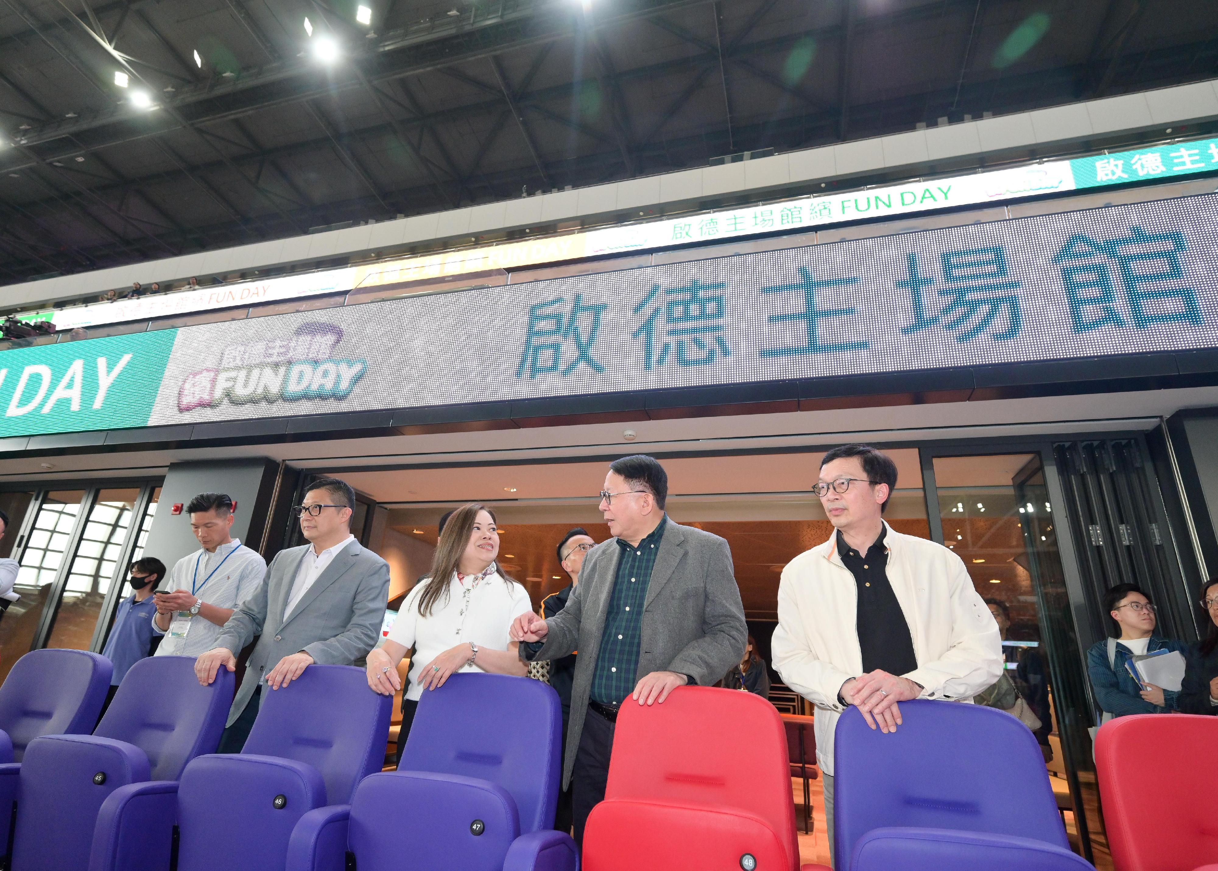 The Chief Secretary for Administration, Mr Chan Kwok-ki (second right), together with the Secretary for Security, Mr Tang Ping-keung (second left); the Secretary for Culture, Sports and Tourism, Miss Rosanna Law (third right); and the Under Secretary for Transport and Logistics, Mr Liu Chun-san (first right), attended the Kai Tak Sports Park stress test today (February 16).