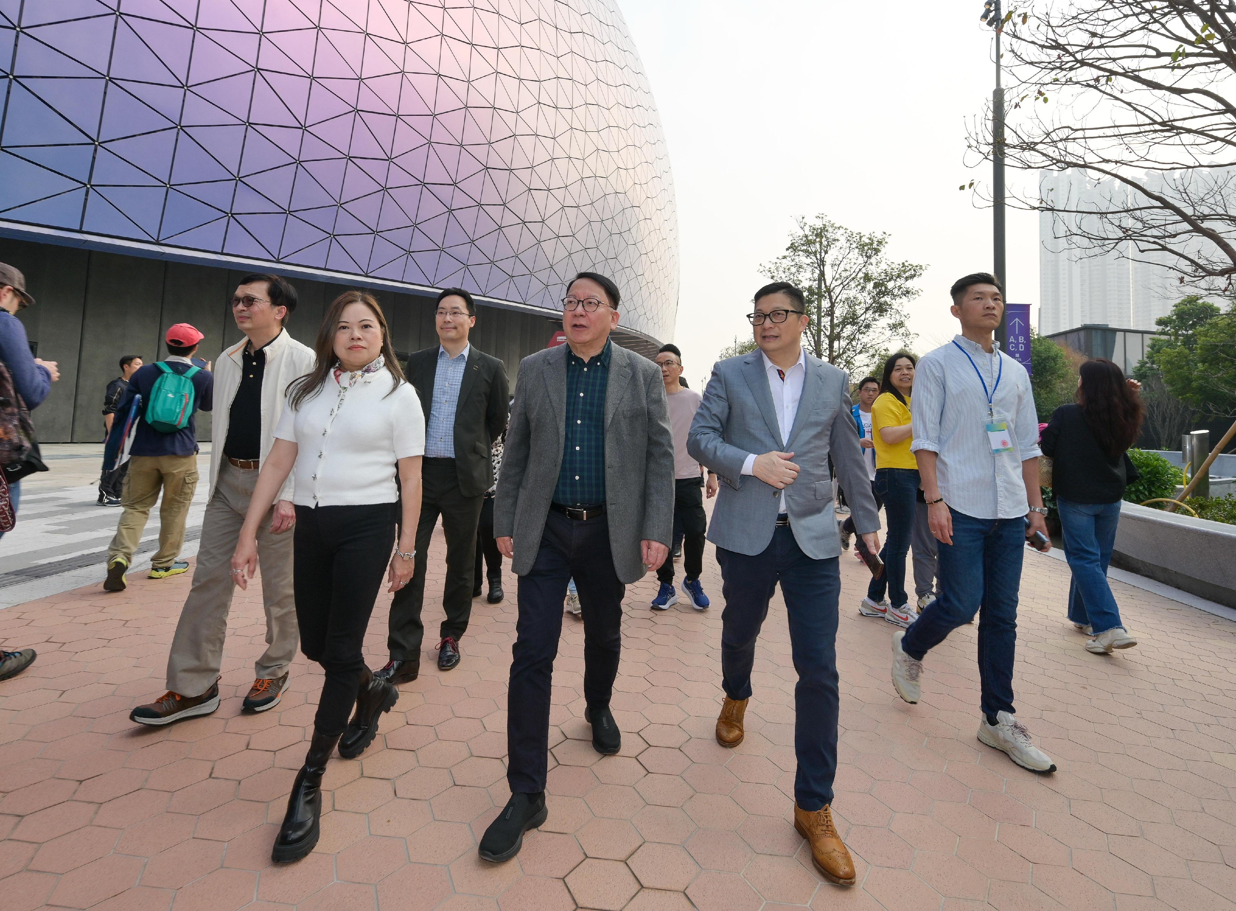 The Chief Secretary for Administration, Mr Chan Kwok-ki, attended the Kai Tak Sports Park stress test today (February 16). Photo shows Mr Chan (third right) observing the entry arrangement of the variety show. Looking on are the Secretary for Security, Mr Tang Ping-keung (second right), and the Secretary for Culture, Sports and Tourism, Miss Rosanna Law (second left).