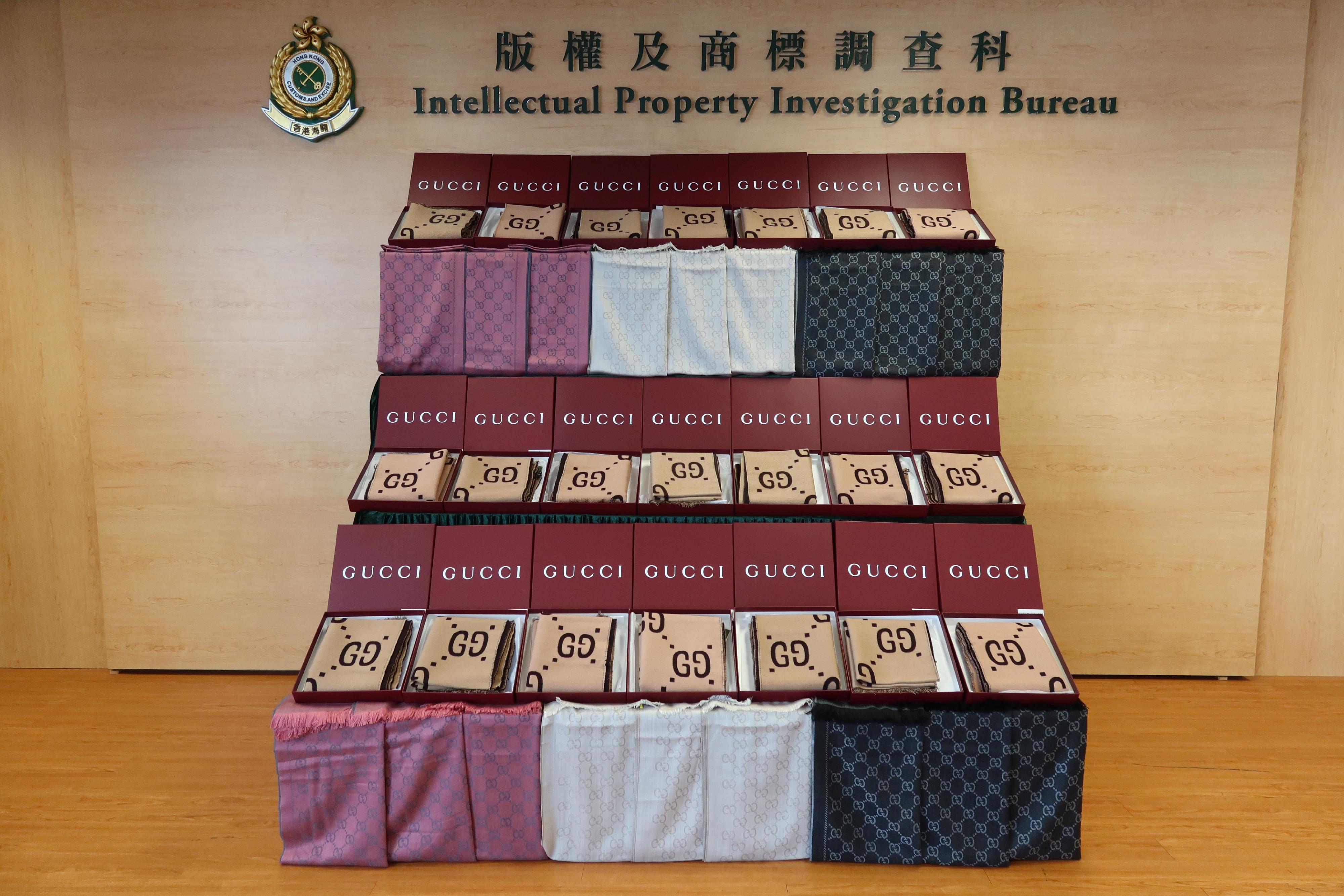 香港海關於一月二十八日在元朗執行打擊冒牌物品行動，檢獲約一萬一千多件懷疑冒牌貨物，包括頸巾及衣服，估計市值約五百八十萬元。圖示檢獲的懷疑冒牌貨物。



