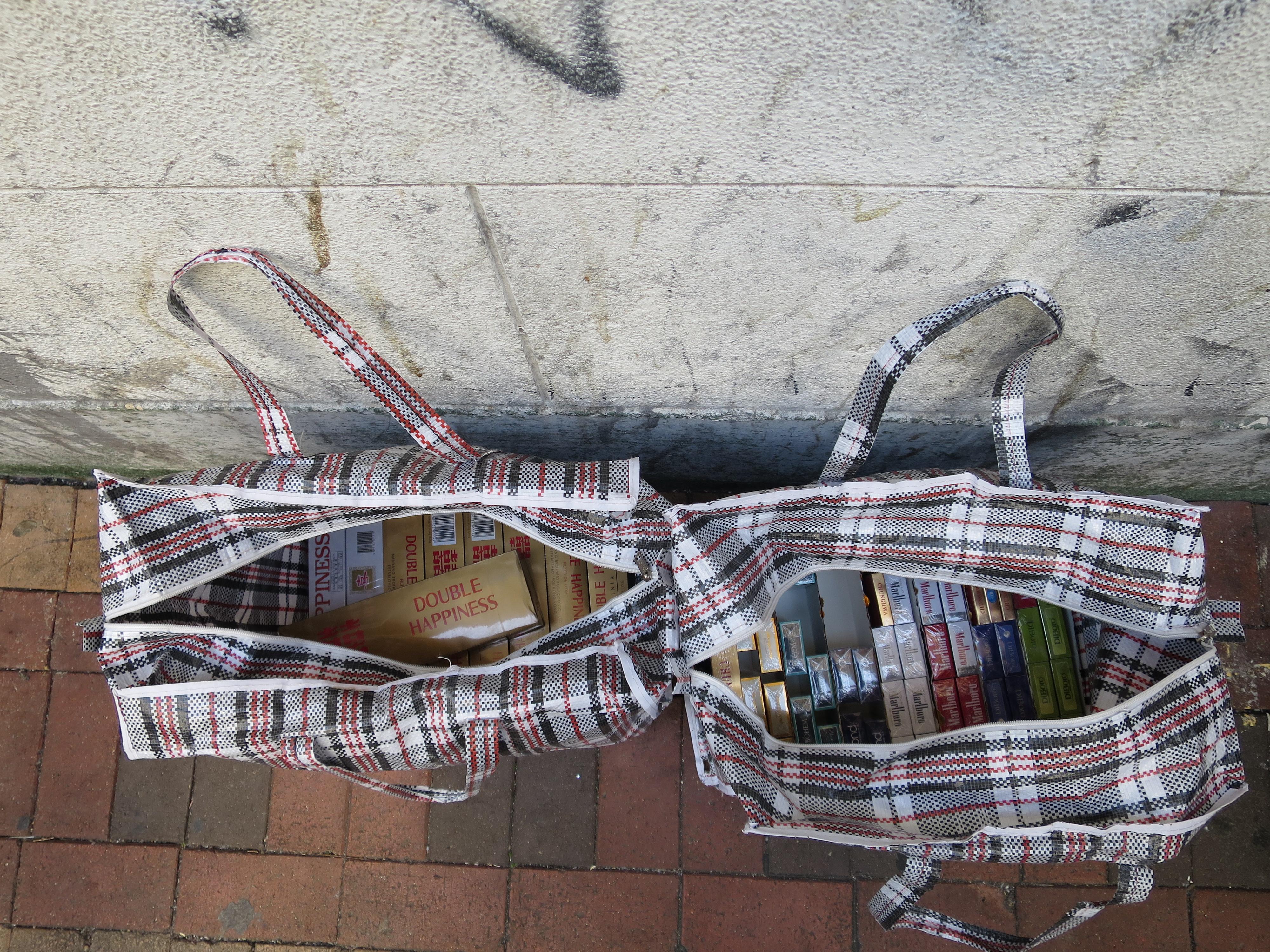 香港海關今日（二月十七日）在深水埗執行反私煙行動，打擊不法分子在區內分銷私煙，並檢獲約五千五百支懷疑私煙，估計市值約二萬四千元，應課稅值約一萬八千元。圖示部分檢獲的懷疑私煙。
