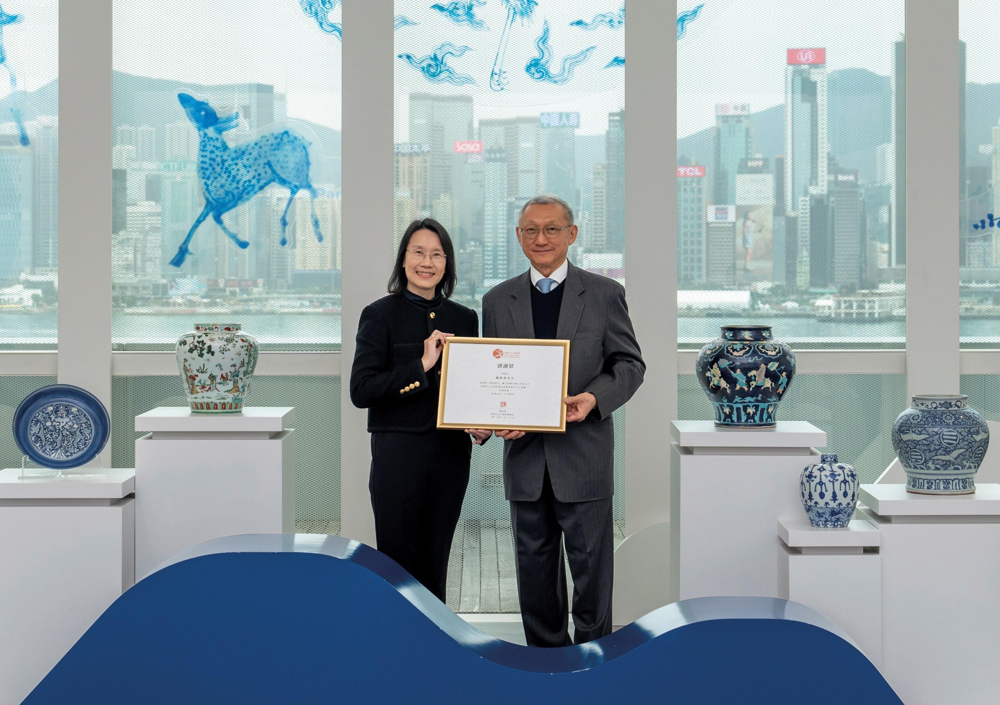 The Hong Kong Museum of Art has received a donation of 46 Chinese antiquities from collector Mr Cheung Kee-wee for the museum's permanent collection. Photo shows the Director of Leisure and Cultural Services, Ms Manda Chan (left), and Mr Cheung (right).
