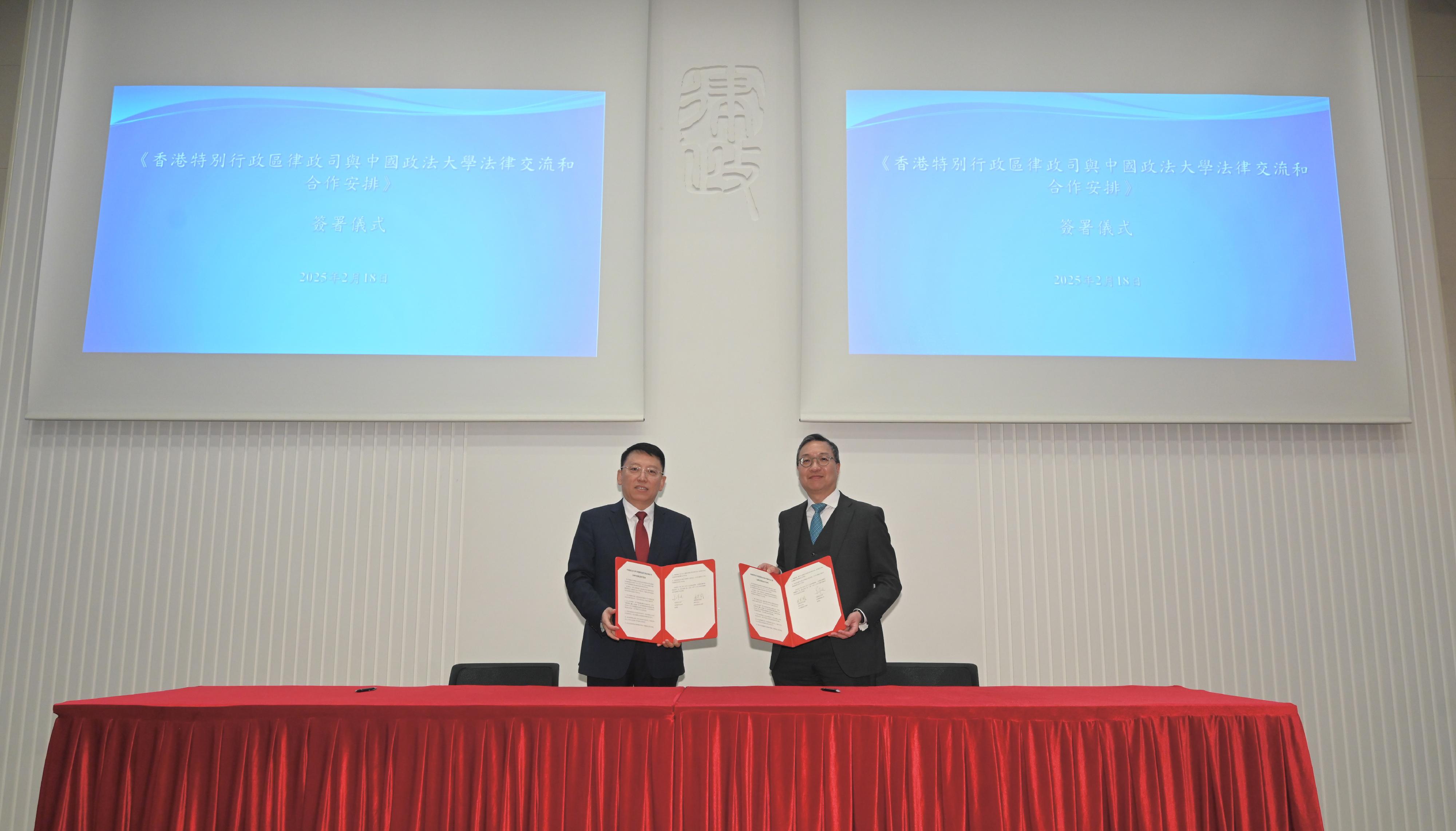 The opening ceremony of the National Training Course for Talents Handling Foreign-related Arbitration (Hong Kong), organised by the Hong Kong International Legal Talents Training Academy and the Ministry of Justice, was held today (February 18). Photo shows the Secretary for Justice, Mr Paul Lam, SC (right), before the opening ceremony signing a new legal exchange and co-operation arrangement with the Council Chair of the China University of Political Science and Law, Mr Jiang Zeting (left). The new arrangement replaces the arrangement signed by the two sides in 2016, and deepens legal exchanges and co-operation between the two sides.

