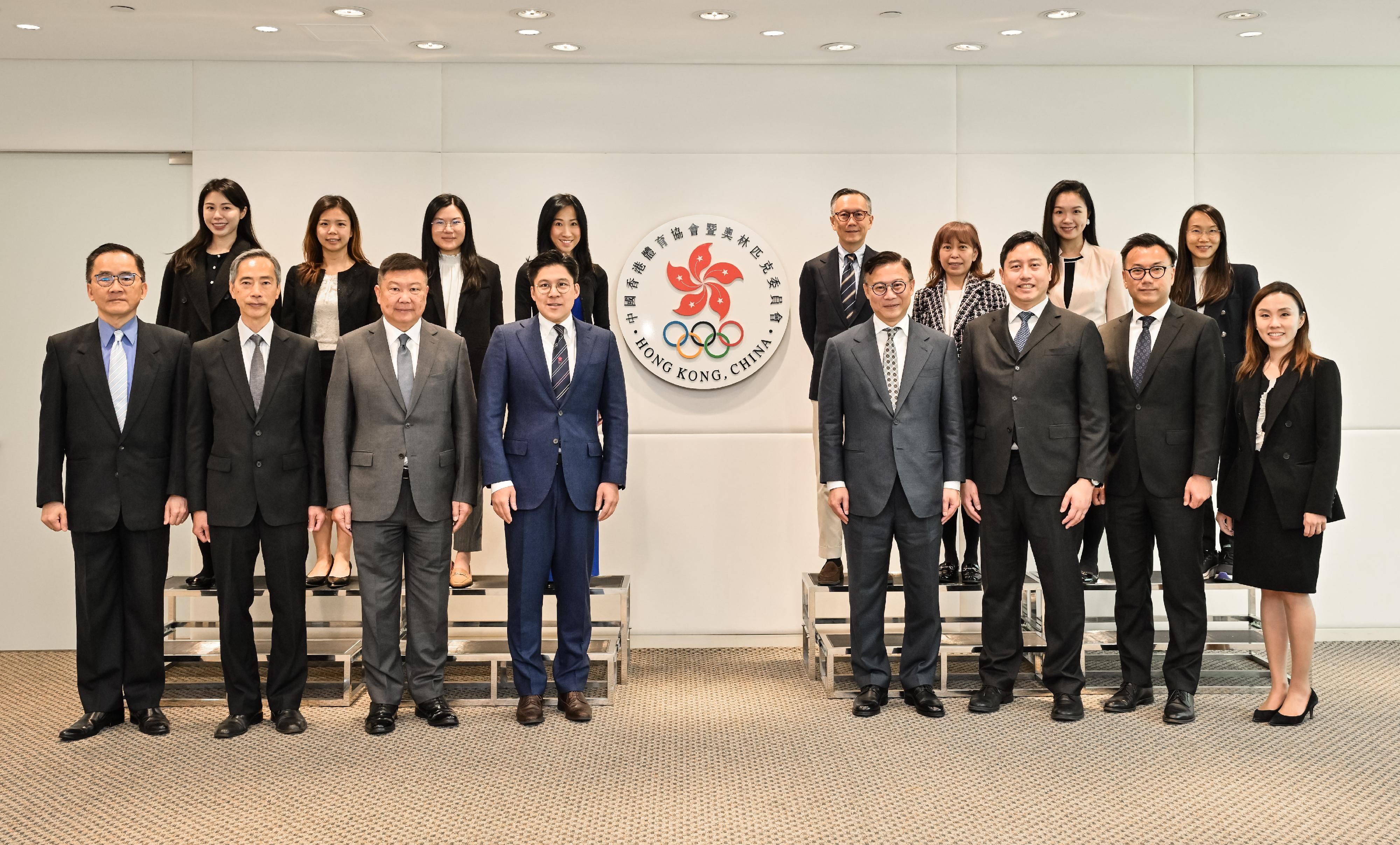 The Advisory Committee on Sports Dispute Resolution of the Department of Justice, chaired by the Deputy Secretary for Justice, Dr Cheung Kwok-kwan, met with the Vice-President of the Sports Federation and Olympic Committee of Hong Kong, China (SF&OC), Mr Kenneth Fok, and the Honorary Secretary General of the SF&OC, Mr Edgar Yang, today (February 18) to discuss the direction of development of promoting sports dispute resolution in Hong Kong. Photo shows Dr Cheung Kwok-kwan (front row, fourth right), Mr Kenneth Fok (front row, fourth left), Mr Edgar Yang (front row, third left) and other participants before the meeting.
